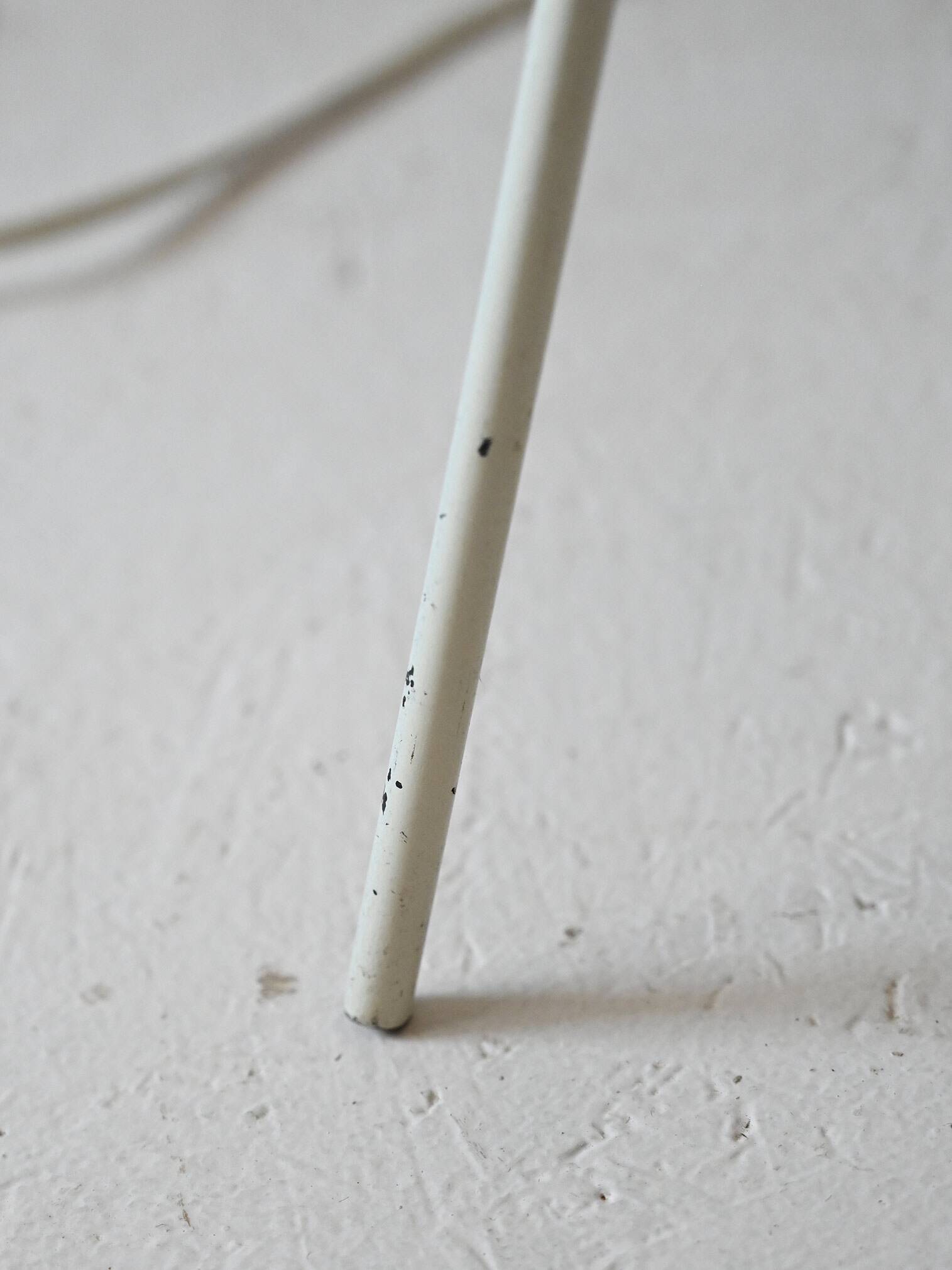 Lampadaire tripode vintage en métal blanc