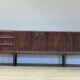Buffet long McIntosh en palissandre.
