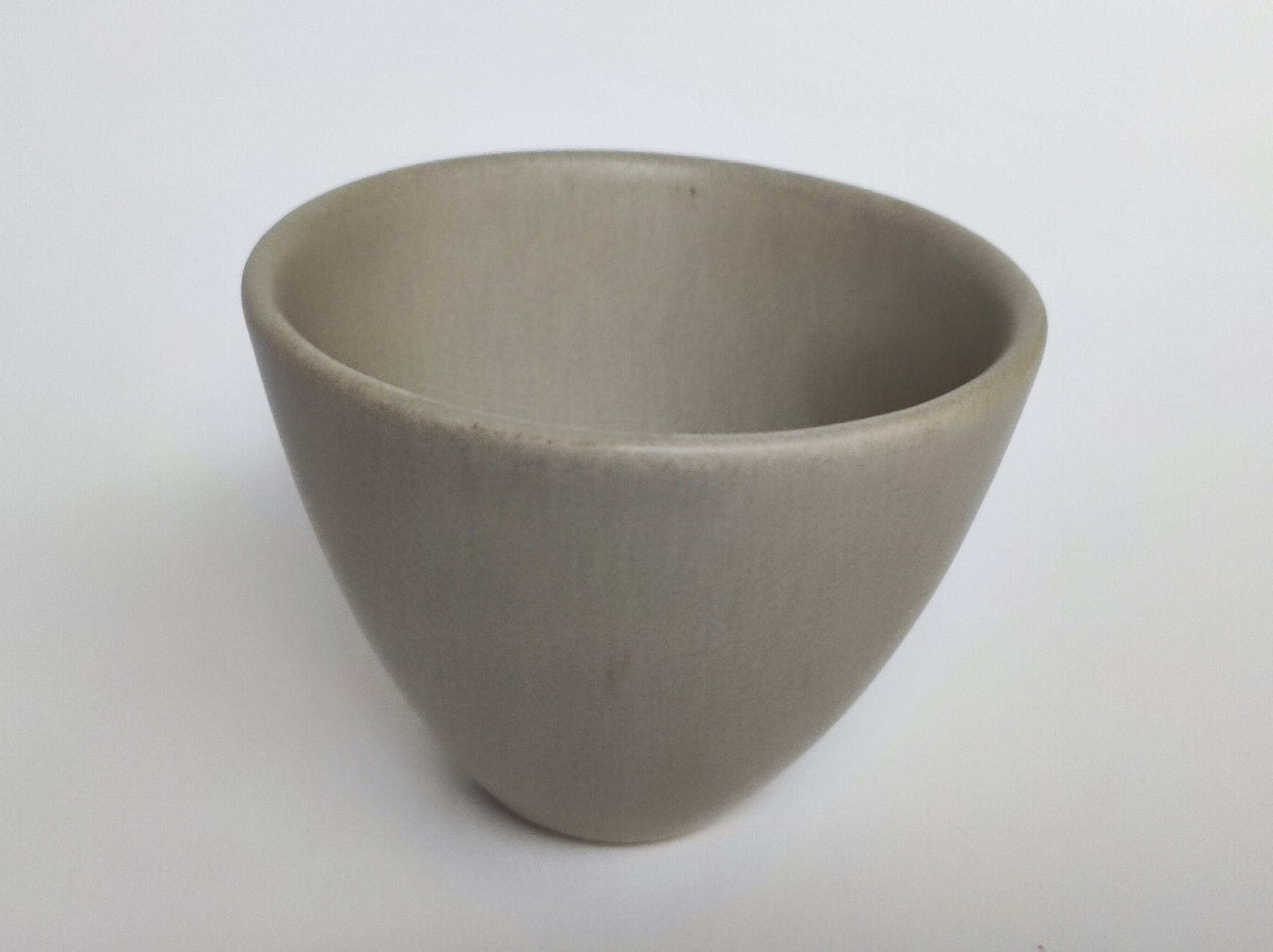 Bol en porcelaine signé