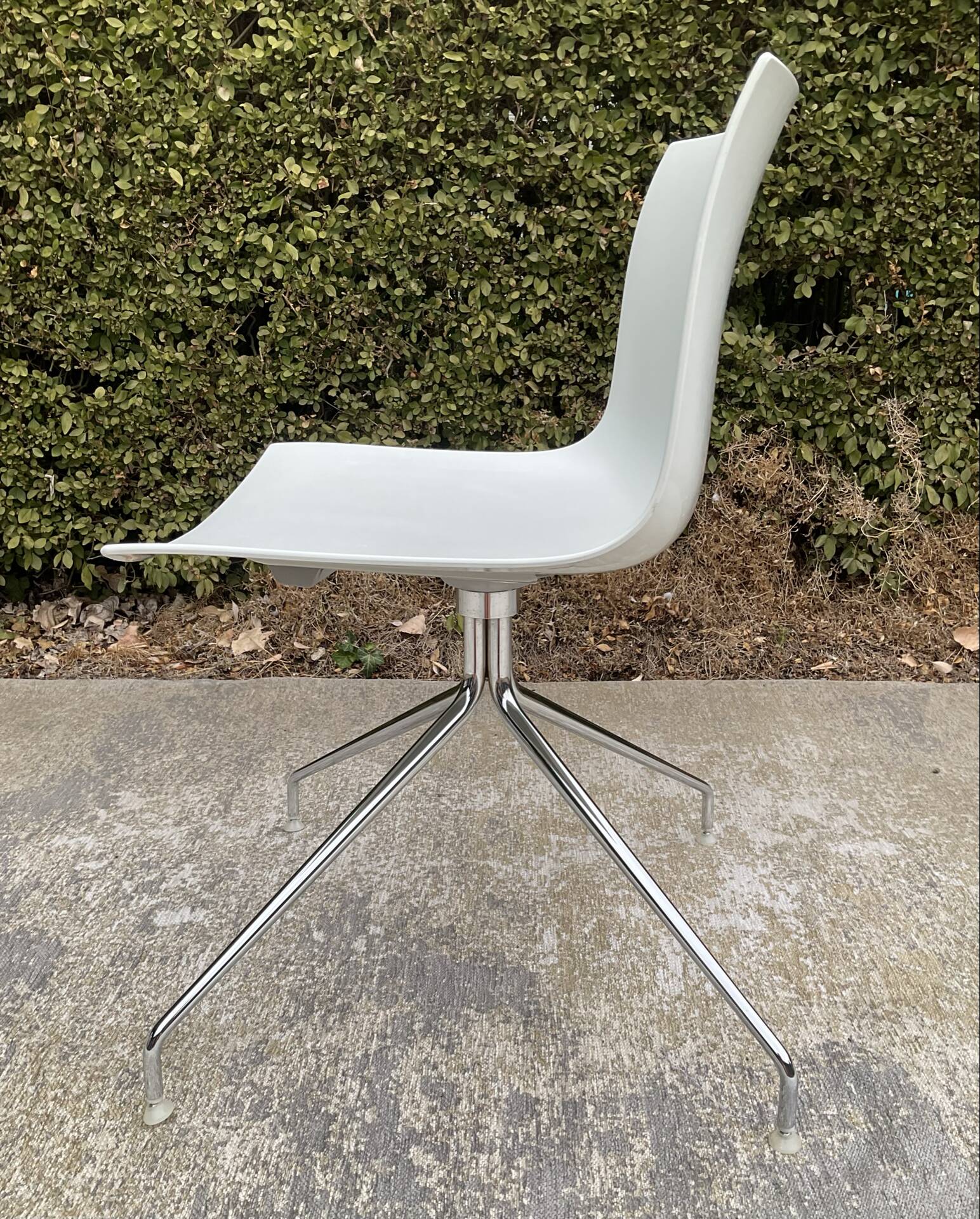 Chaise pivotante Catifa édition Arper par Lievore Alther