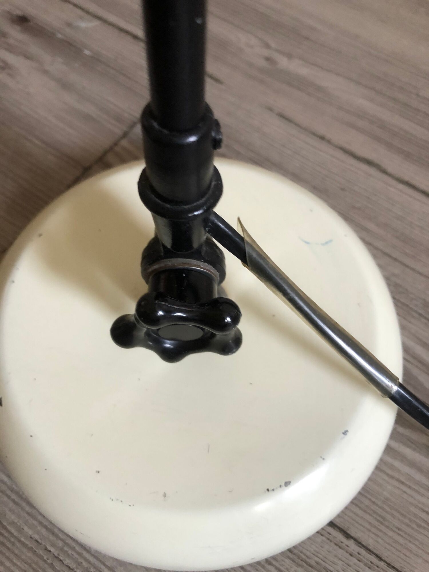 Desk lamp has two articulated metal arms
