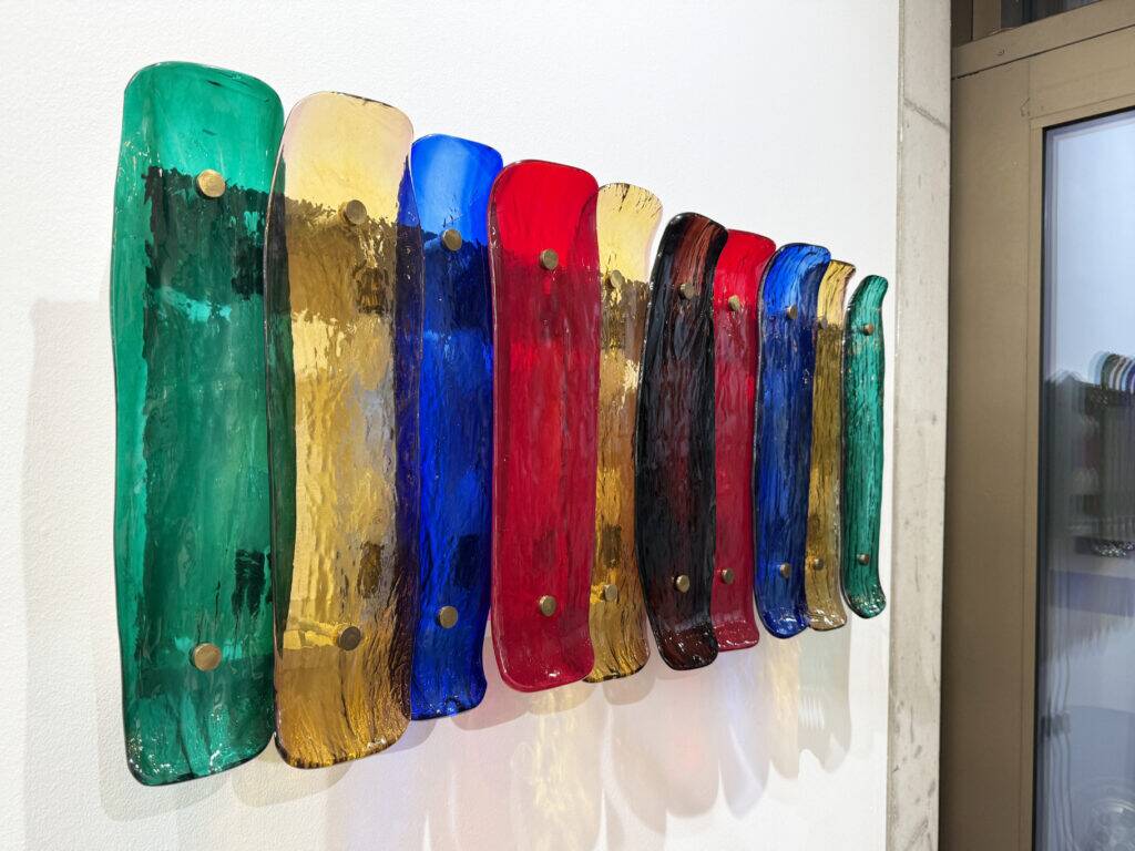 Applique murale en verre de Murano coloré, par J. T. Kalmar, Vienne, Autriche, années 1960. 10 plaques de verre à surface texturée, de couleurs variées avec des reflets irisés.