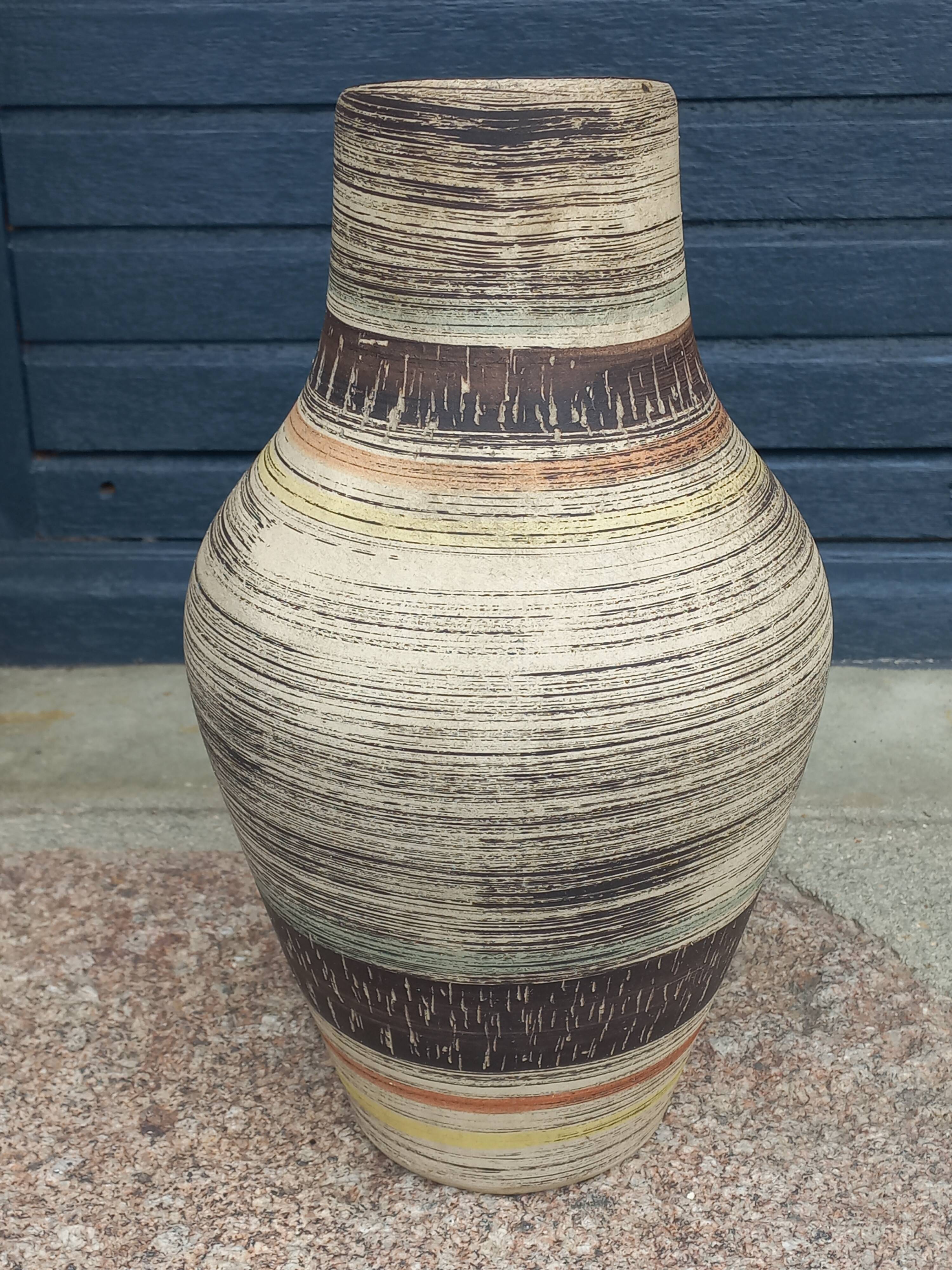 Vase cruche en céramique des années 60 multicolore et sacrifiée