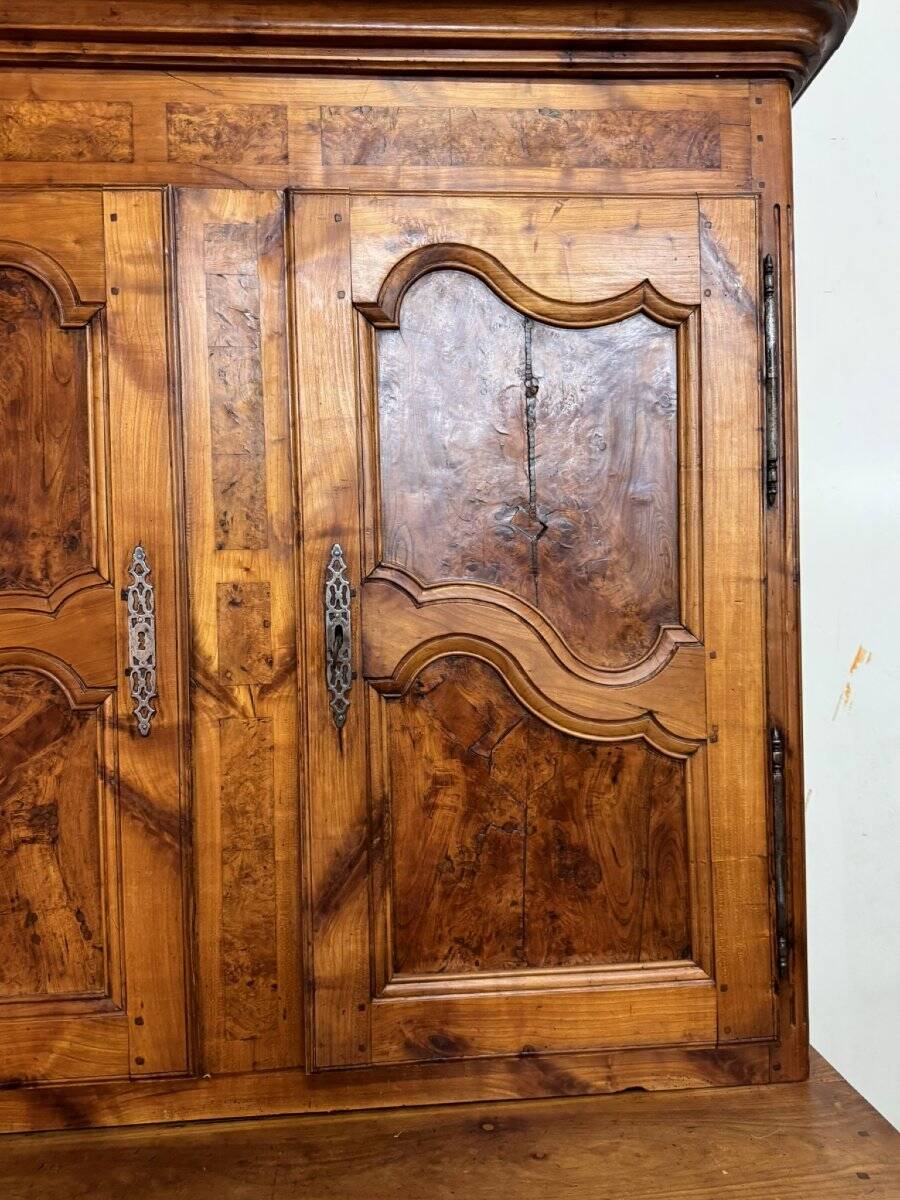 Bressan buffet with two bodies from the Louis XV period in walnut and elm.