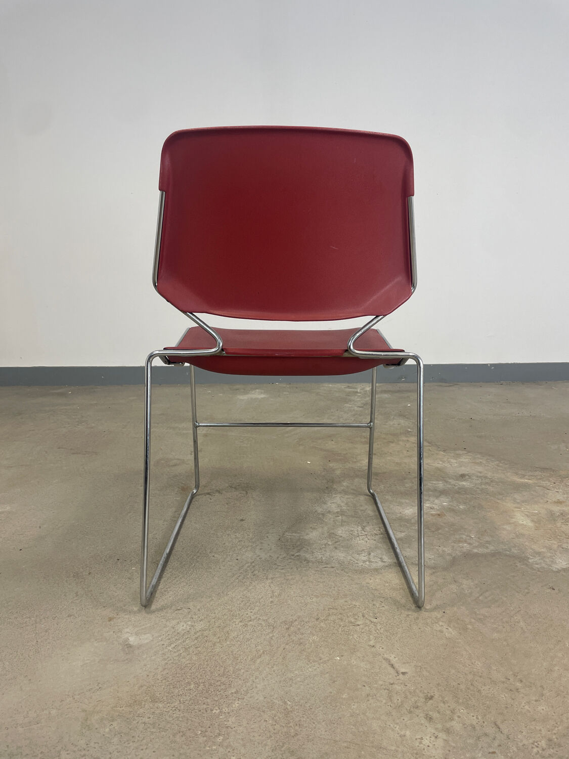 Lot de 24 chaises empilables Matrix Bordeaux, années 70, USA