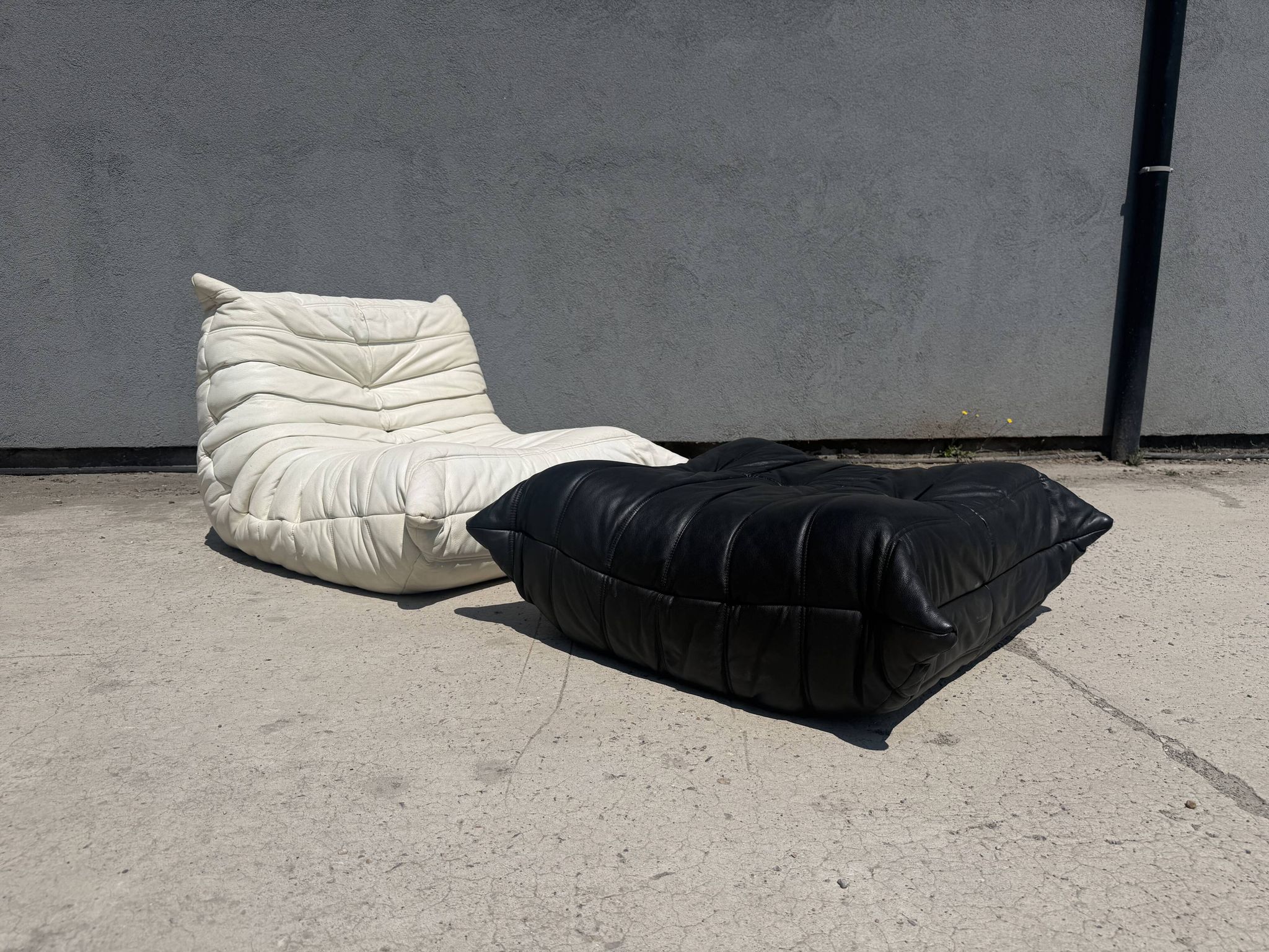 100% authentic Ligne Roset Togo 1-seater + pouf original leather Black & White