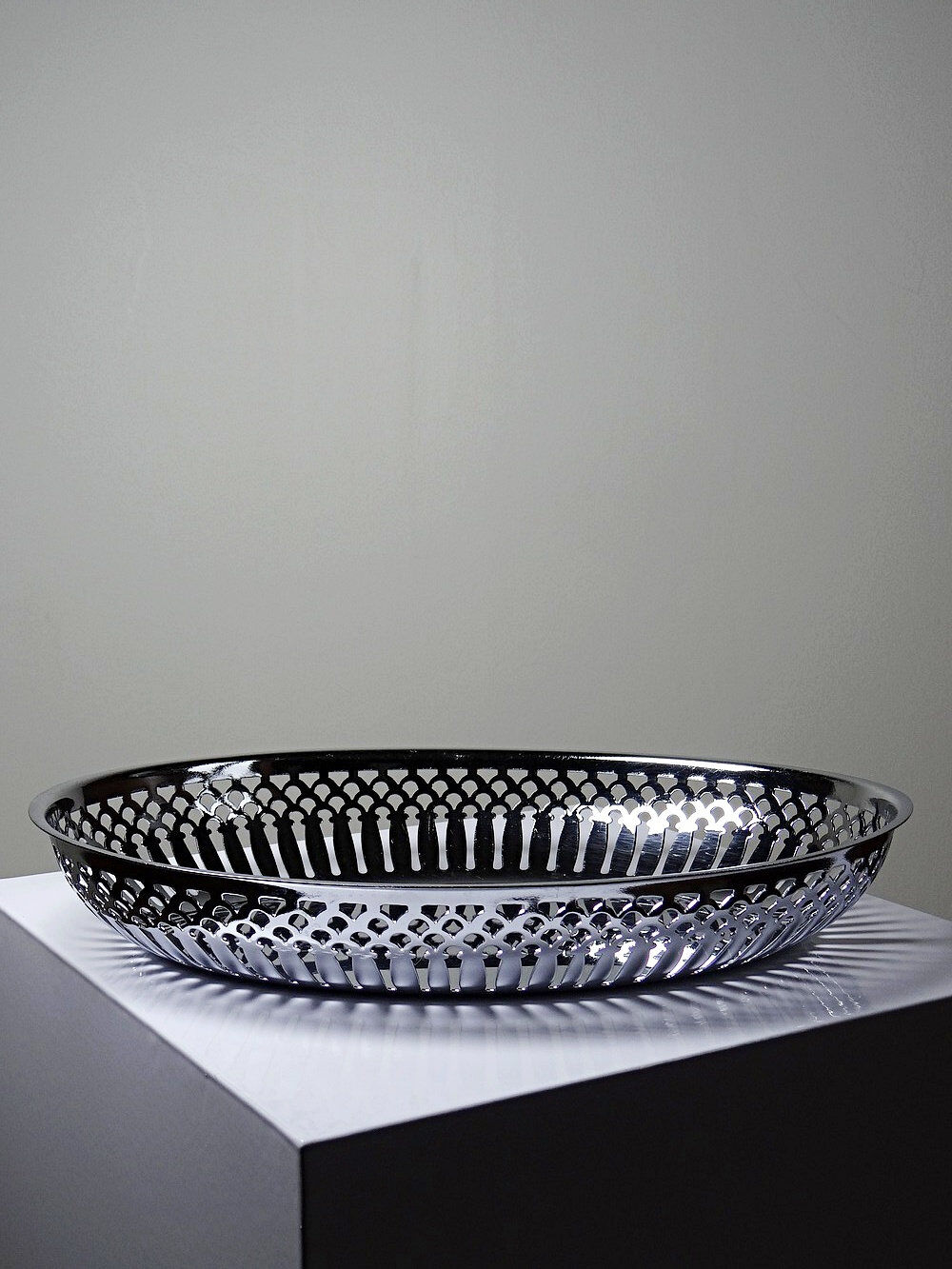 Oval openwork bread basket in silver-plated metal, vintage 1950s-70s.