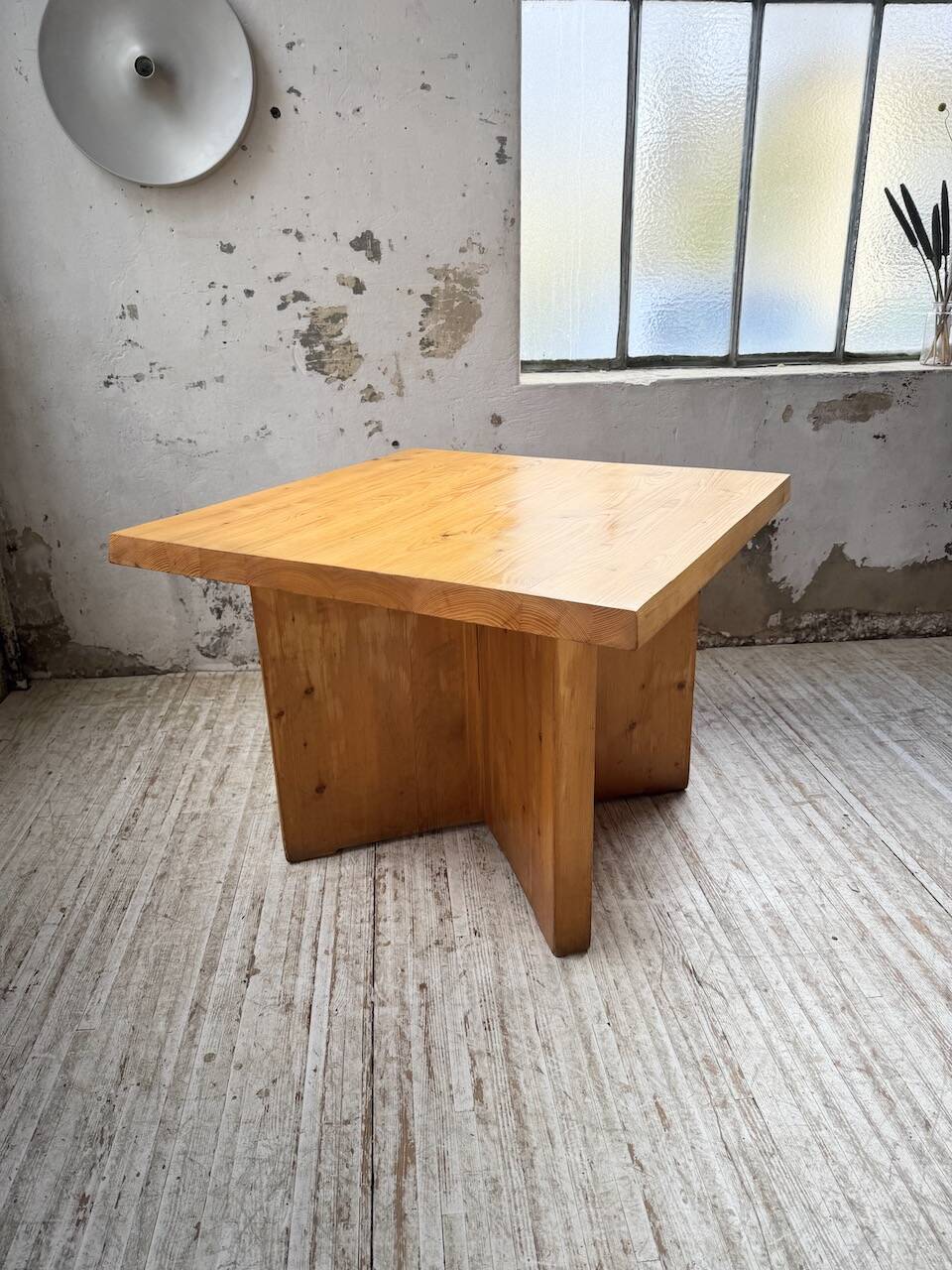 Table carrée moderniste en pin massif, années 50
