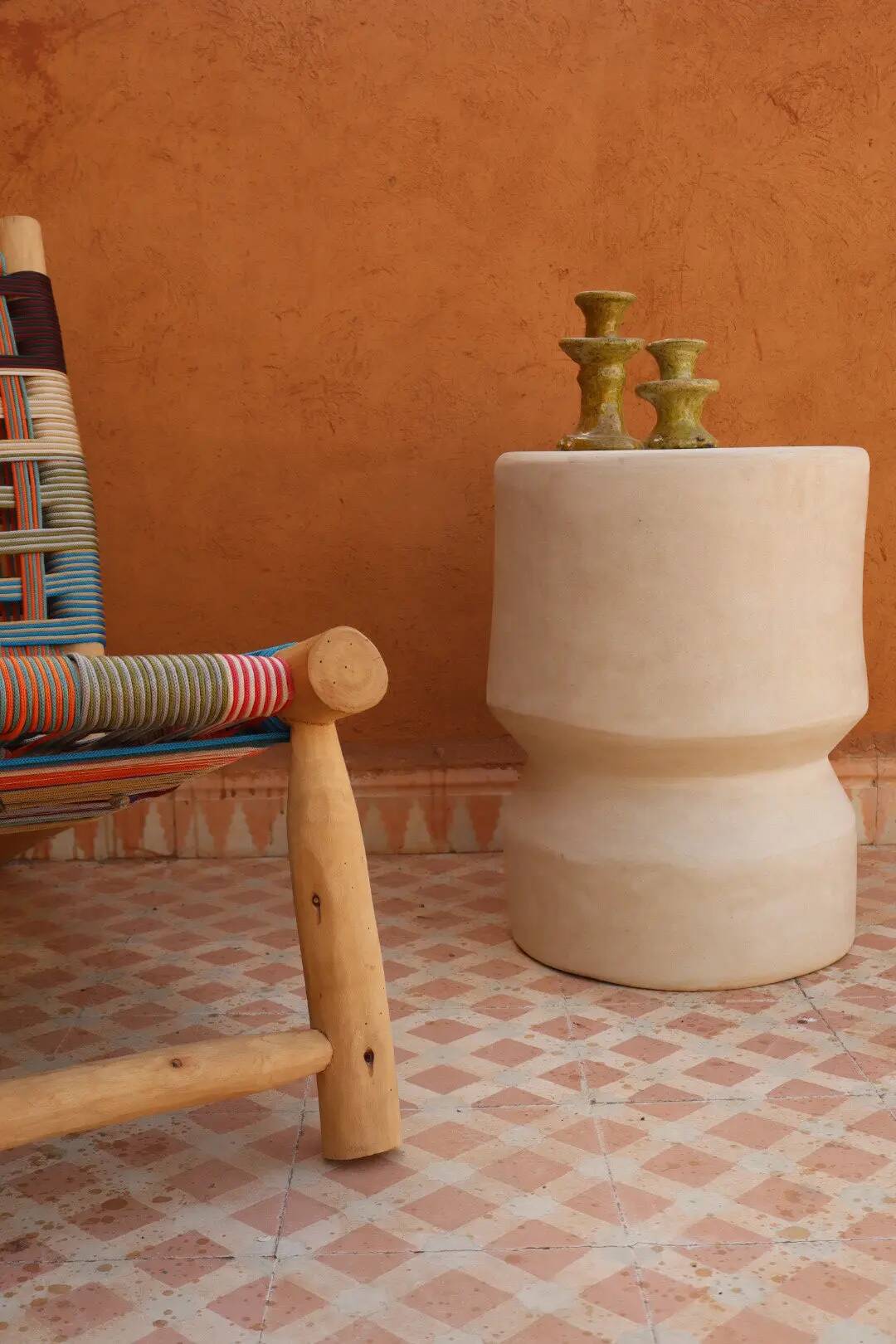 Sculptural side table in tadelakt