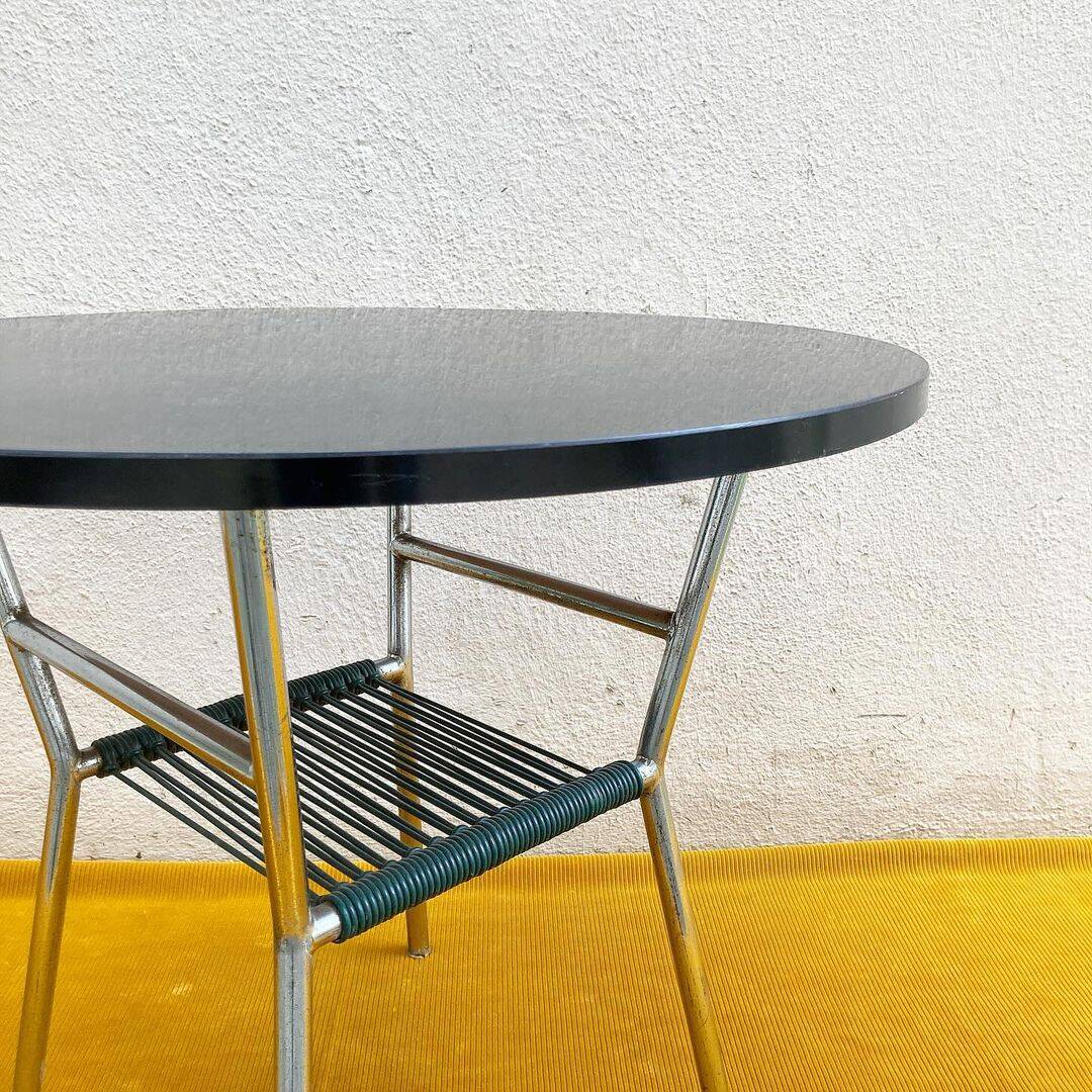 Table basse ronde avec plateau noir et étagère porte-revues en scoubidou vert foncé