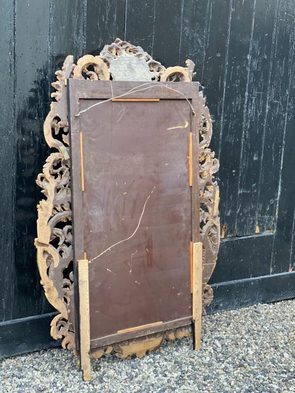 Cadre en bois sculpté et doré début XVIIIème siècle sur un miroir vers 1900 92x137cm