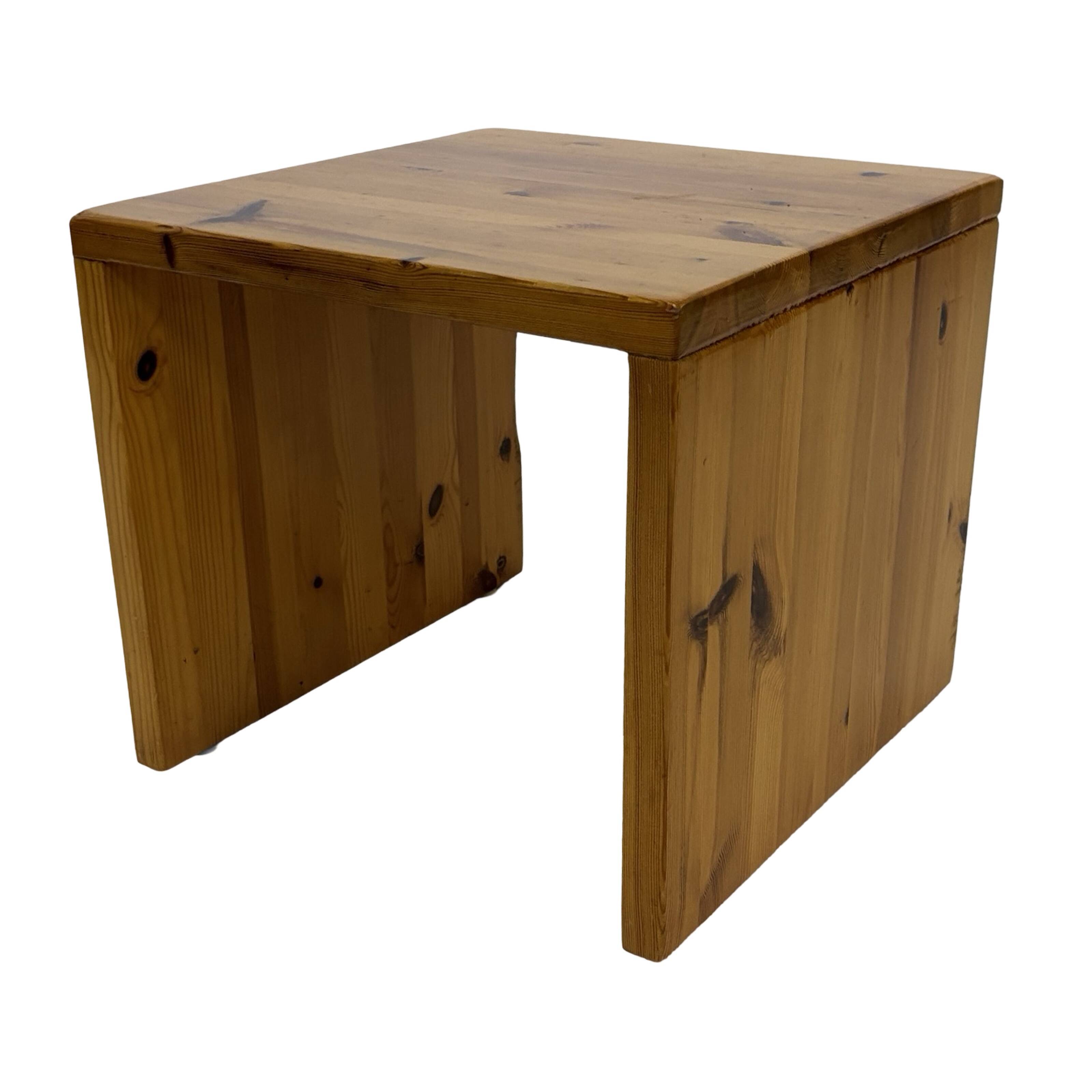 Vintage side table in Pine wood 1970s small table