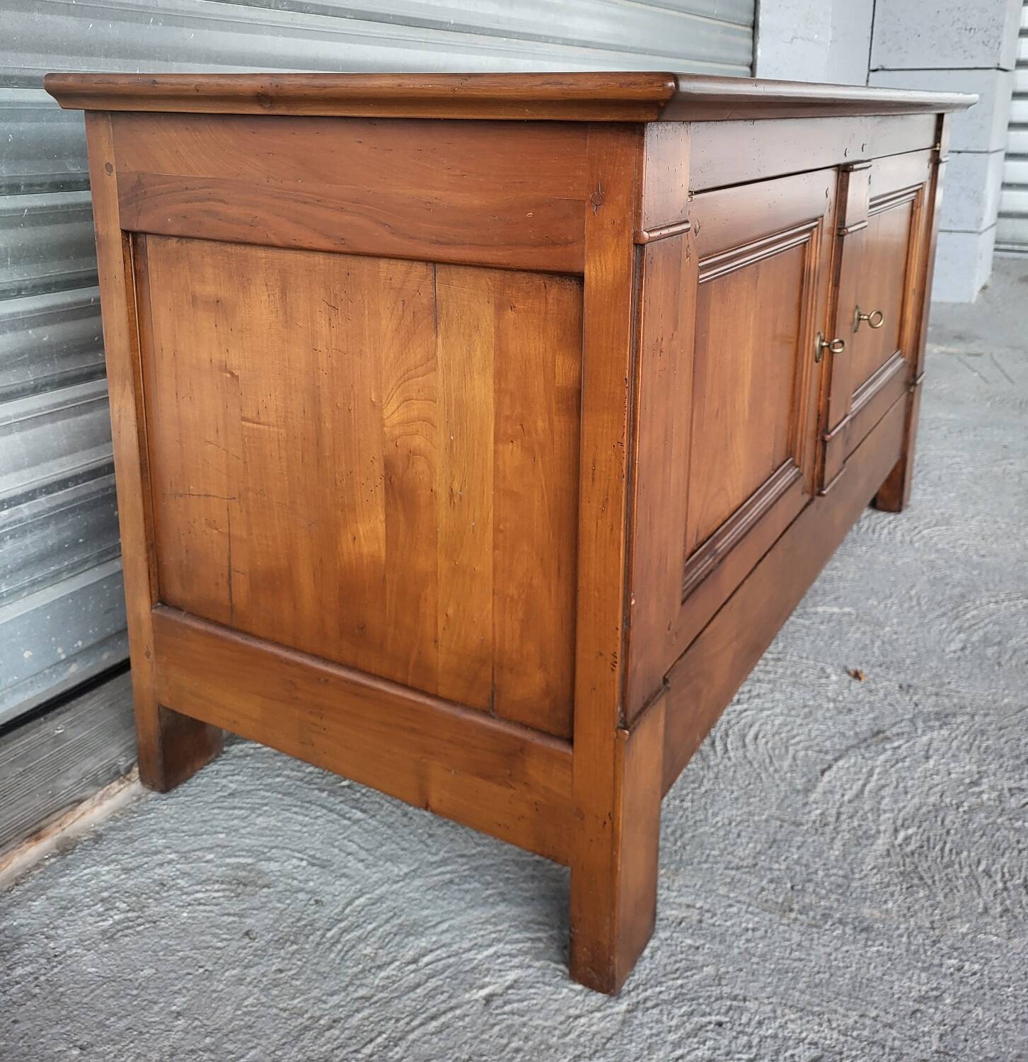 Buffet bas, bahut en bois massif chevillé