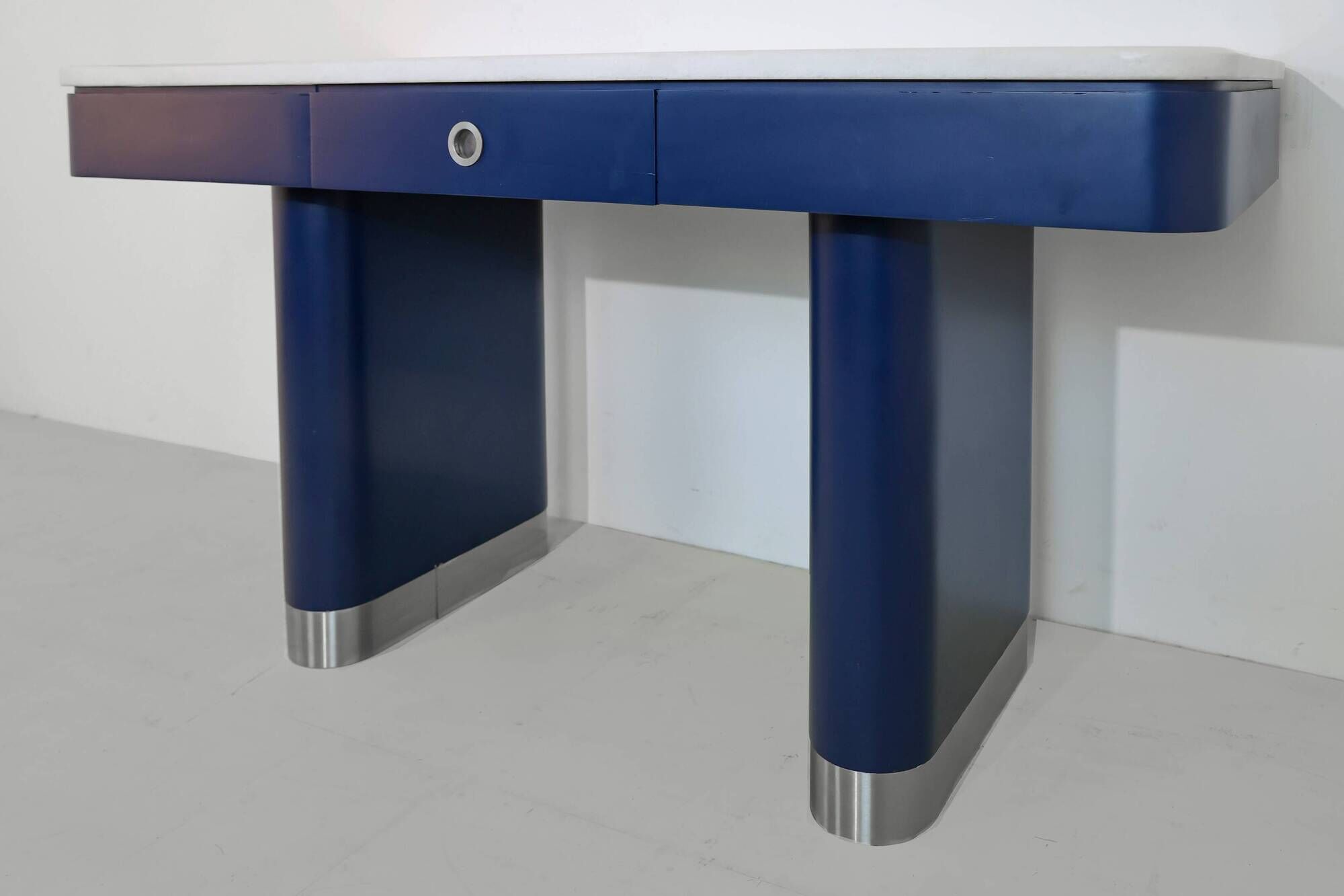 Table bleue vintage de style moderne du milieu du siècle avec plateau en marbre blanc