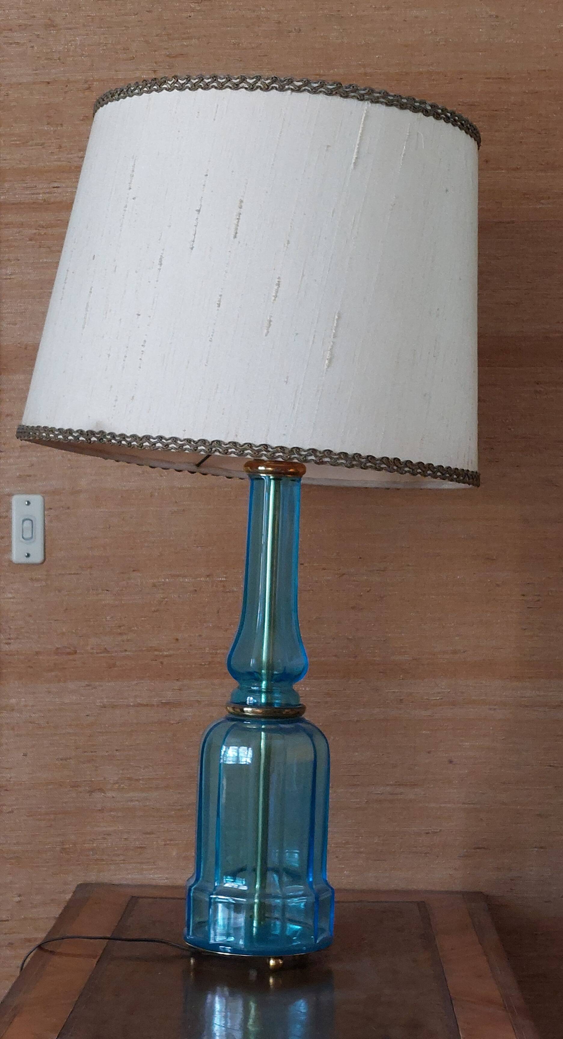 Lampe ; piètement en verre bleu et laiton doré