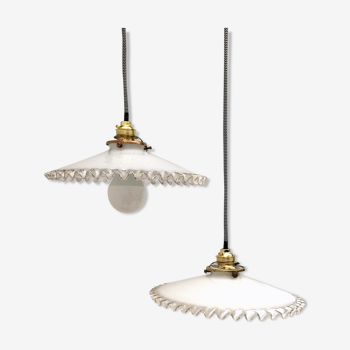 Paire de suspension en opaline blanche