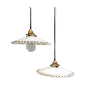 Paire de suspension en opaline blanche