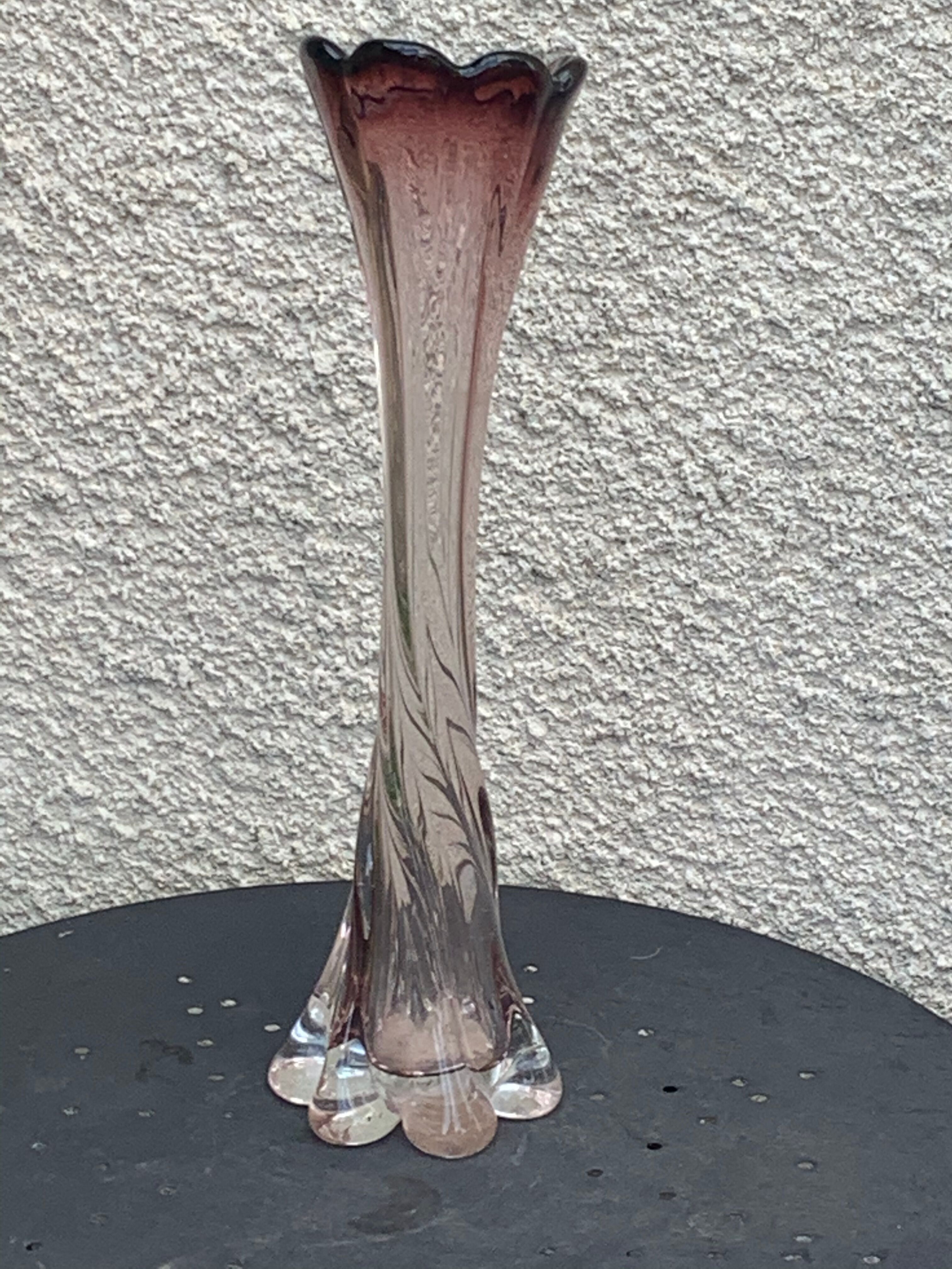 Soliflore vase in pink and purple glass, vintage corolla shape