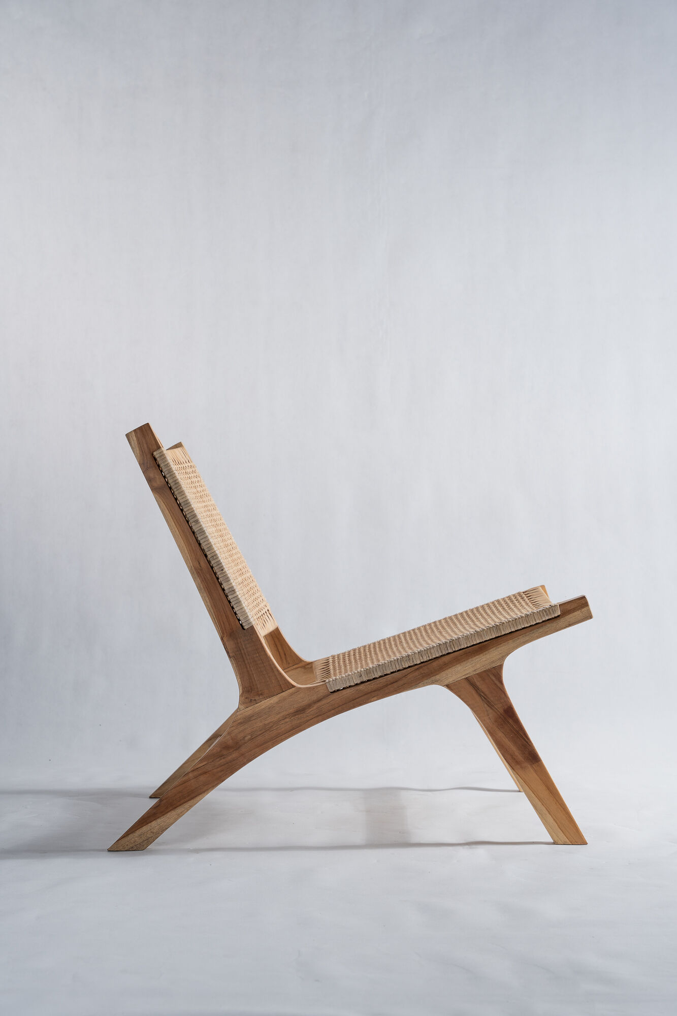 Reclining armchair in natural wood and woven rattan