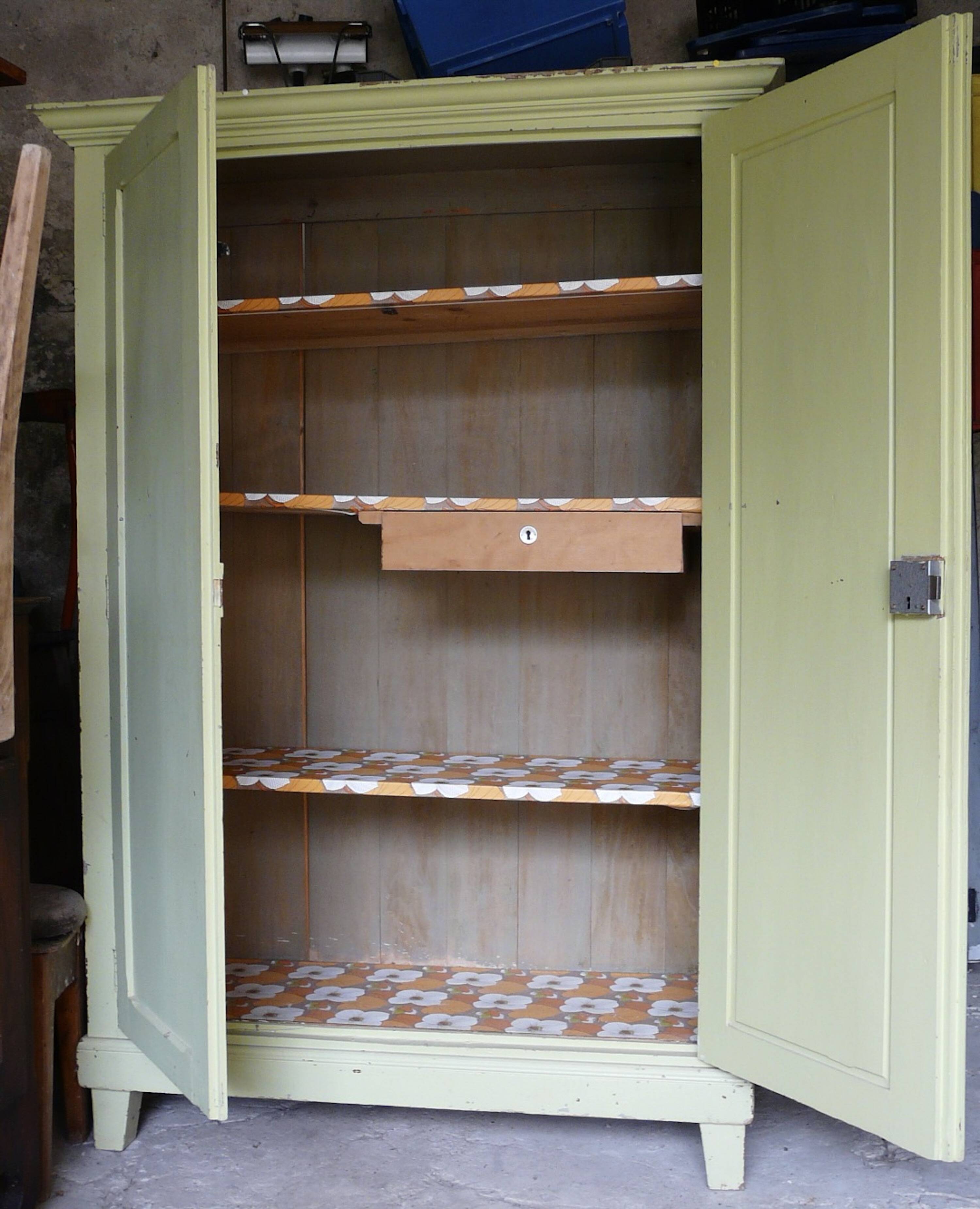 Armoire parisienne peinte vintage 1960