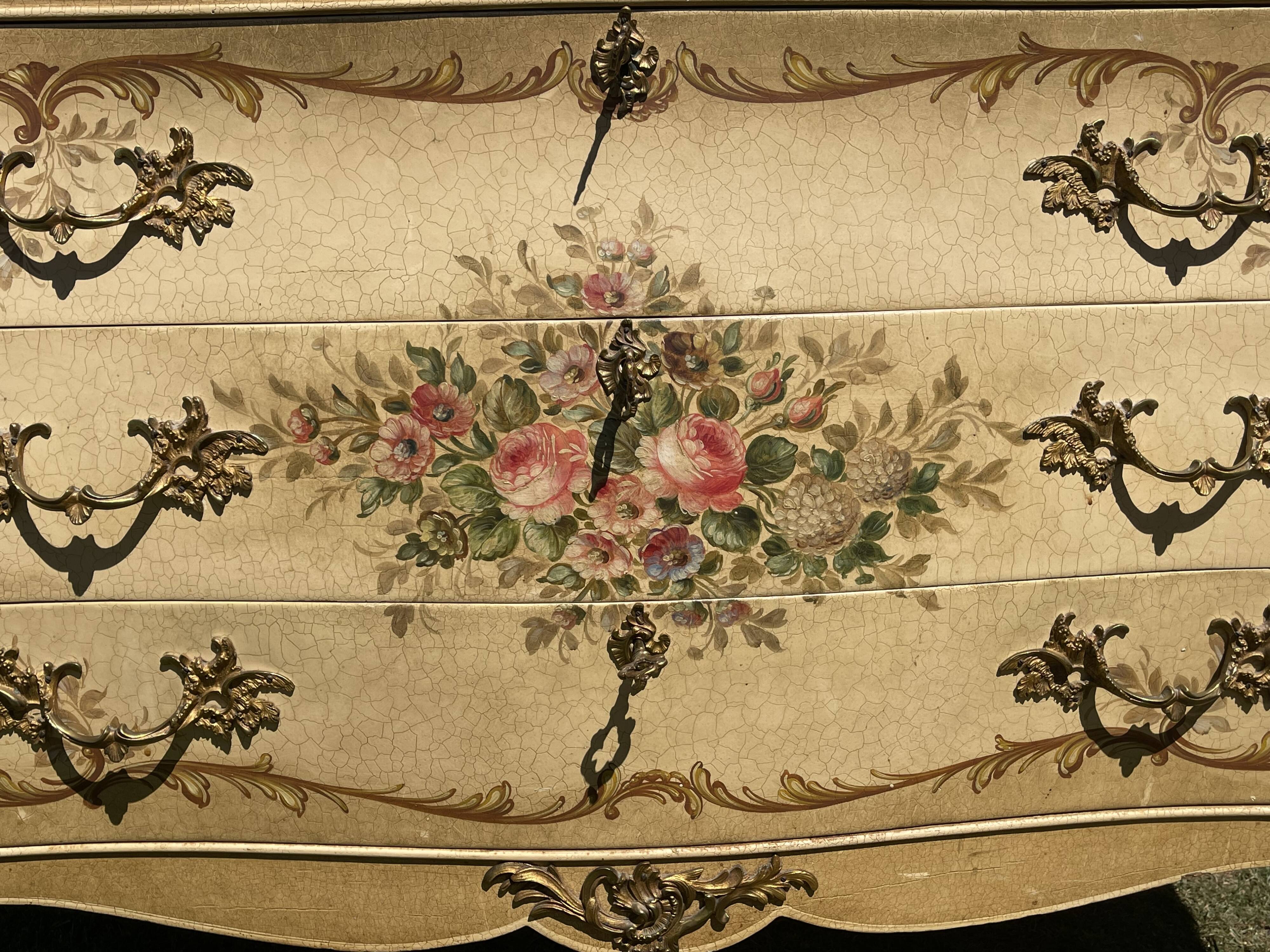 Commode laquée style Louis XV