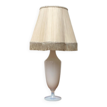 Lampe de table française en verre opalin du milieu du siècle de Sèvres, années 1960