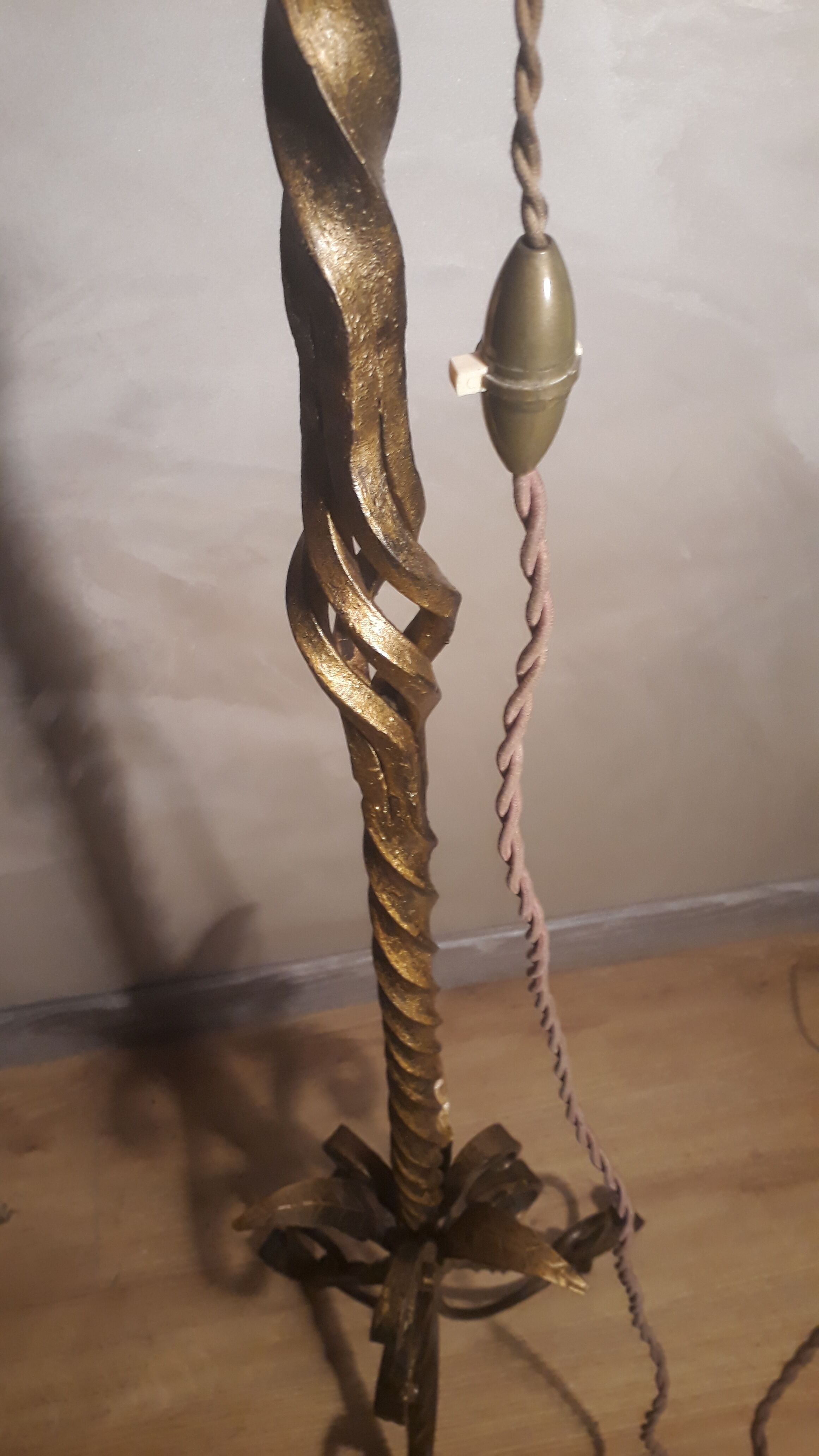 Lampadaire fer forgé or avec dome en pate de verre de Vianne 1930 art deco