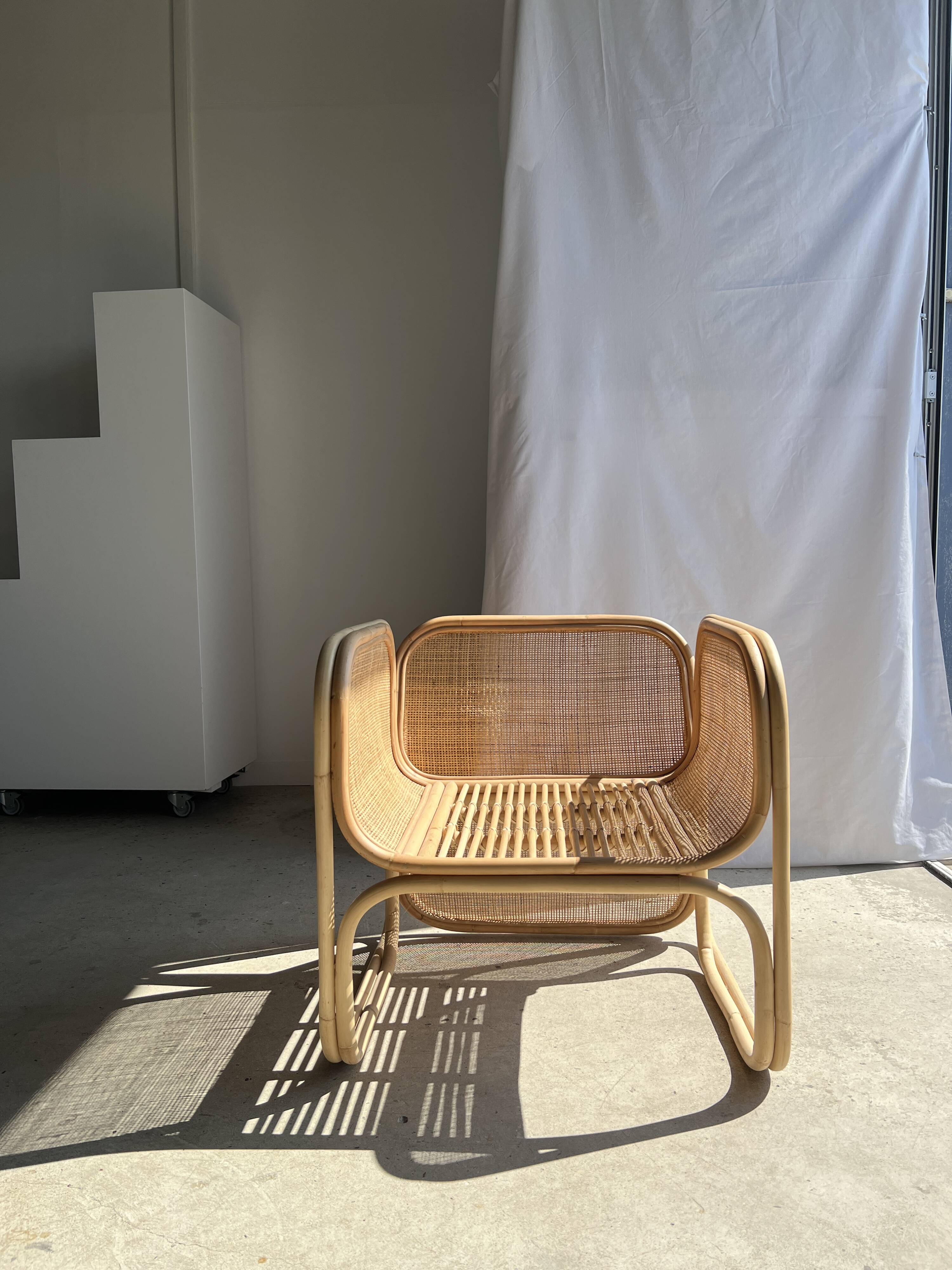 Amsterdam rattan armchair with U-shaped armrest, squared canework