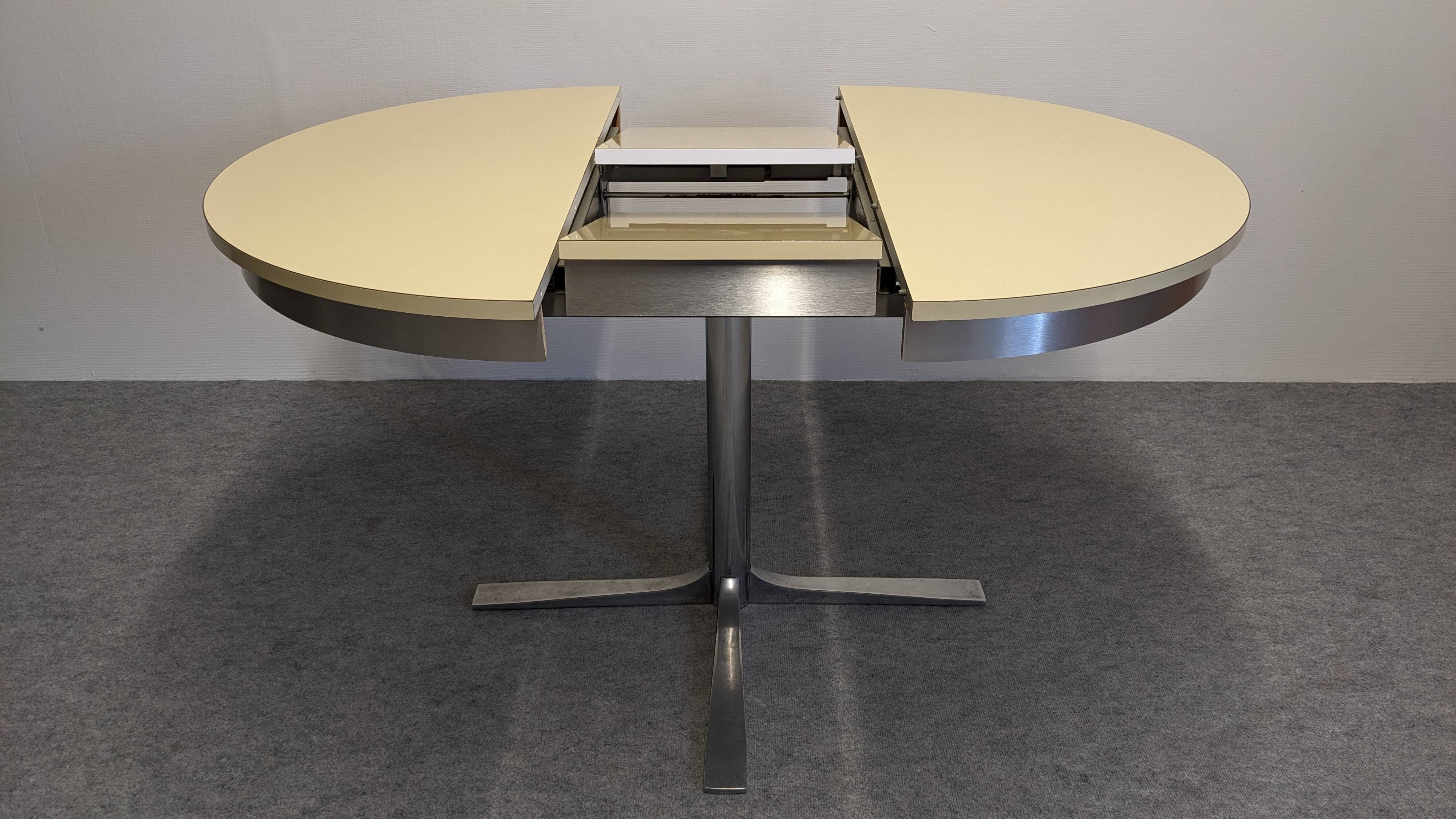 Extendable round table Space Age, Italy circa 1970