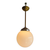 Suspension in brass and white opal.