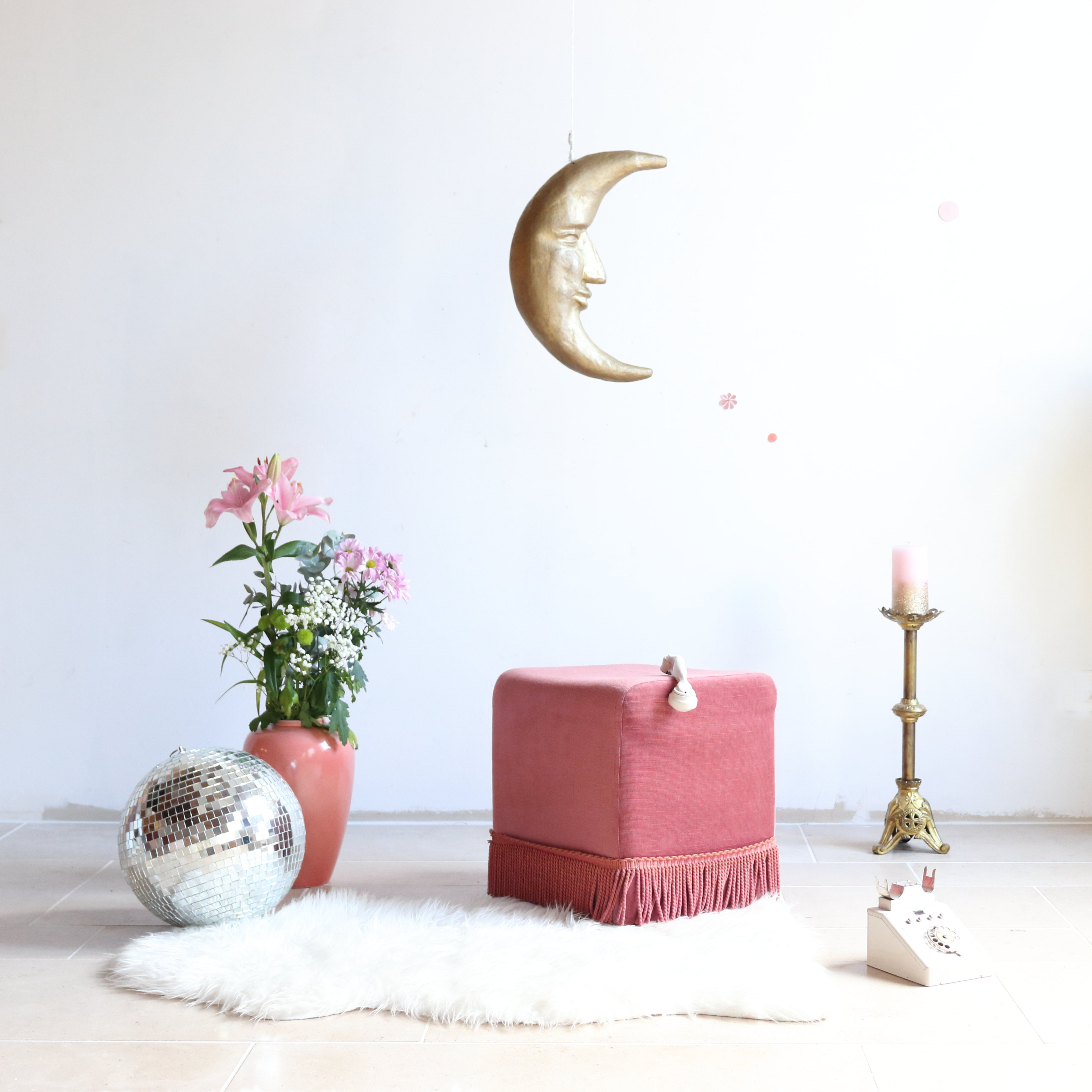 Pink velvet pouf with fringes