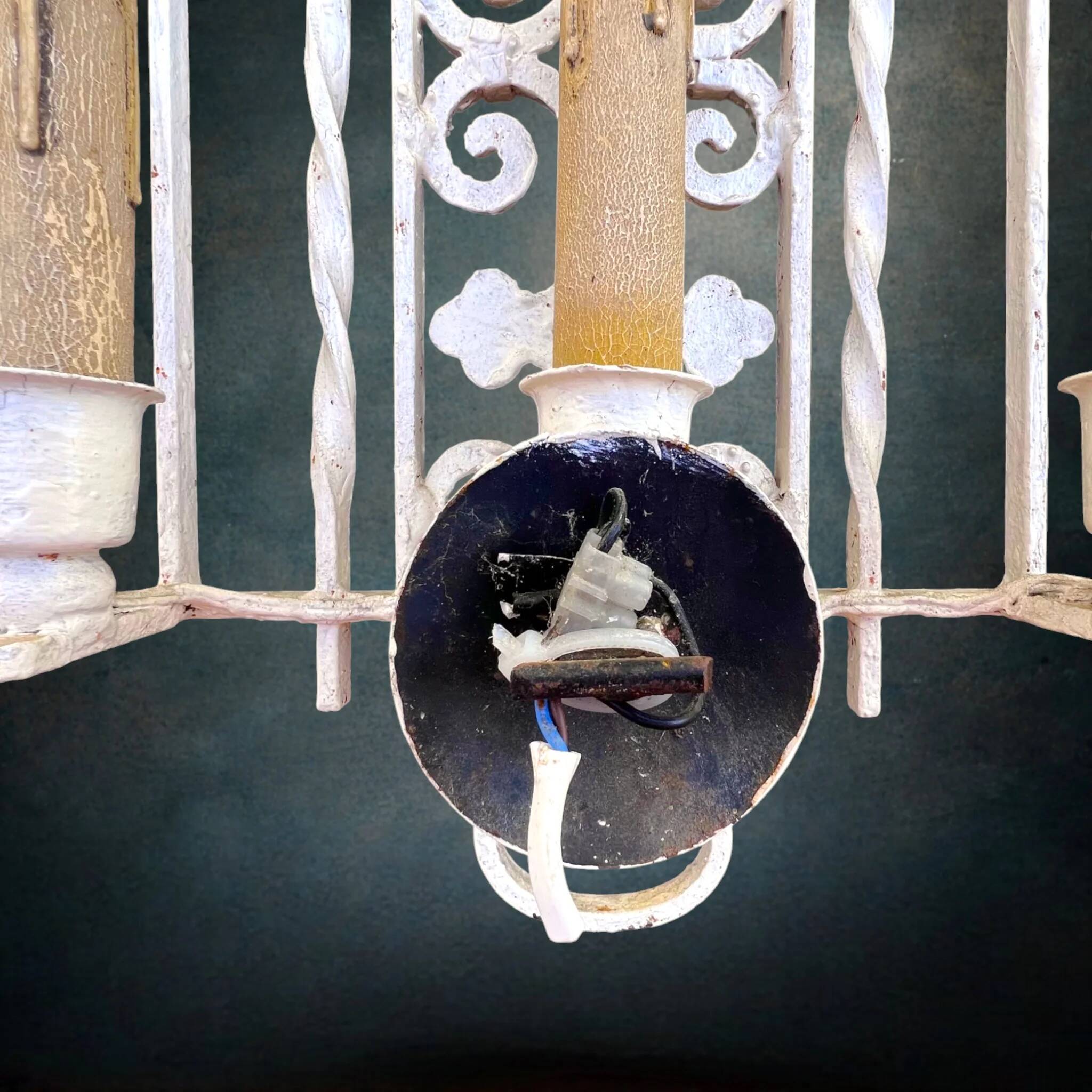 Vintage triple wall sconce in white wrought iron with fleur-de-lis, electrified – 1950s 60s.