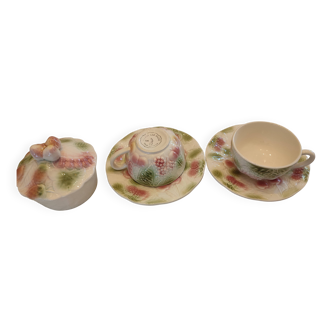 Cups and sugar bowl in salty slip baths