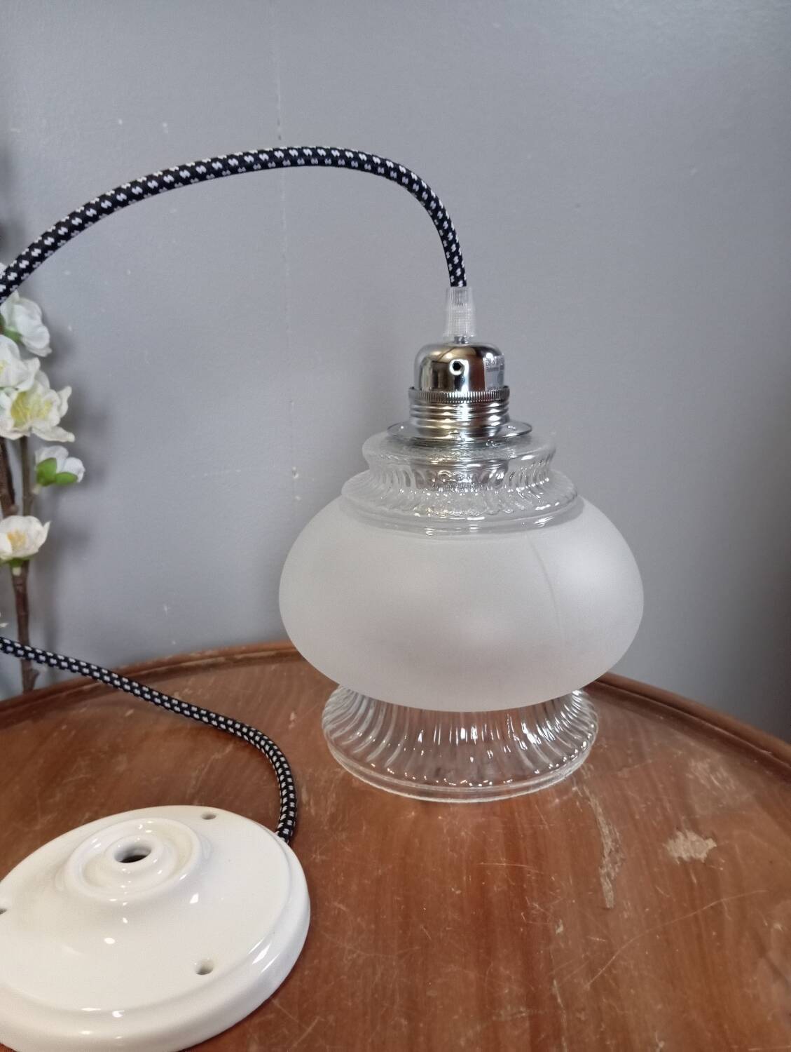 Portable lamp / pendant lamp in white opalescent glass. Art Deco style