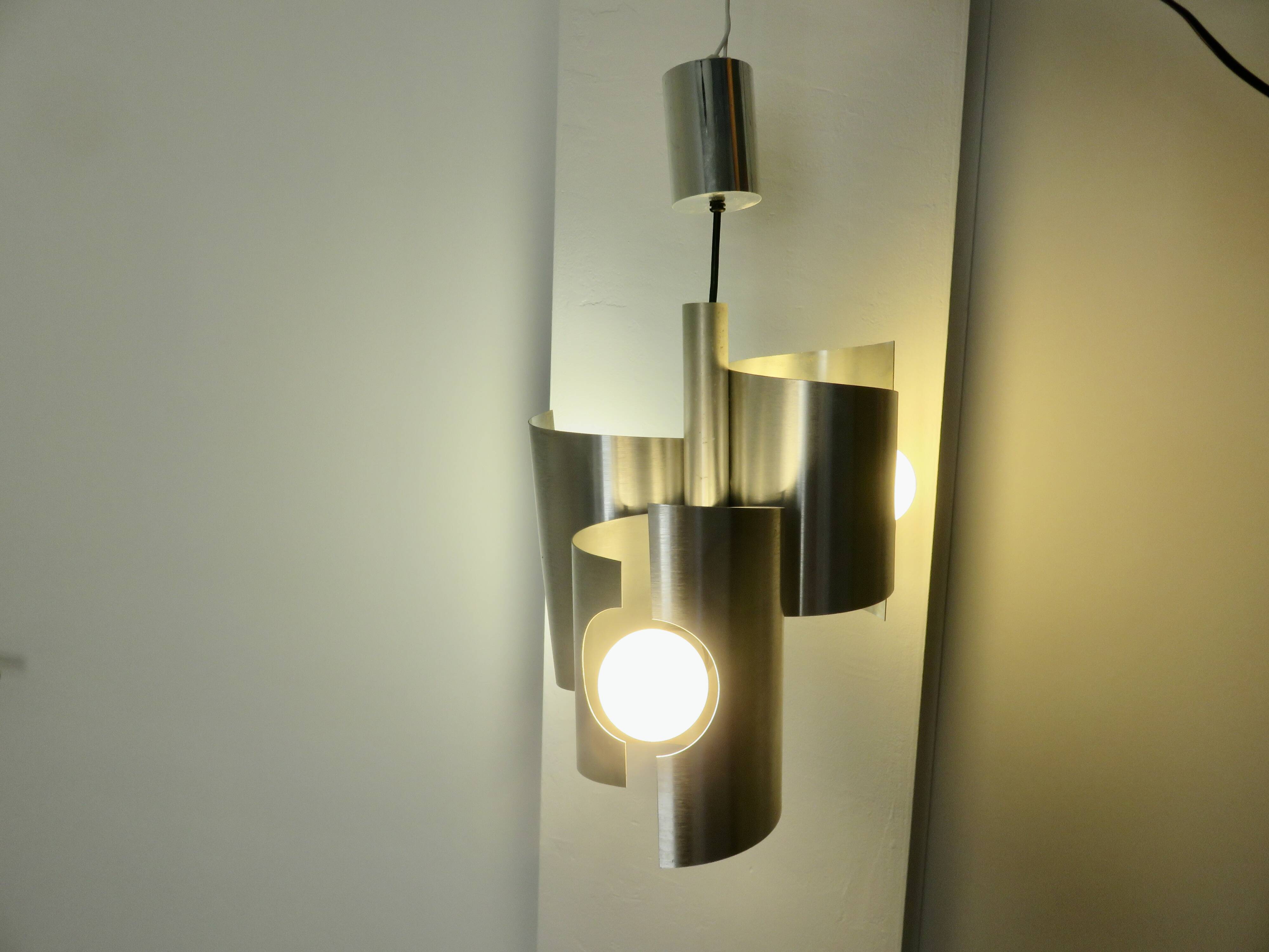 Suspension space age, UFO, rockabilly, pure 1970s design.