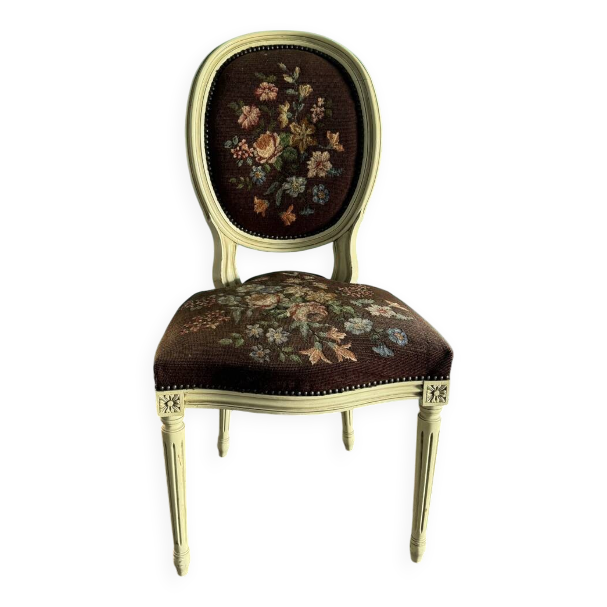 Chaise brodée à la main