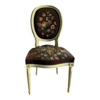 Chaise brodée à la main