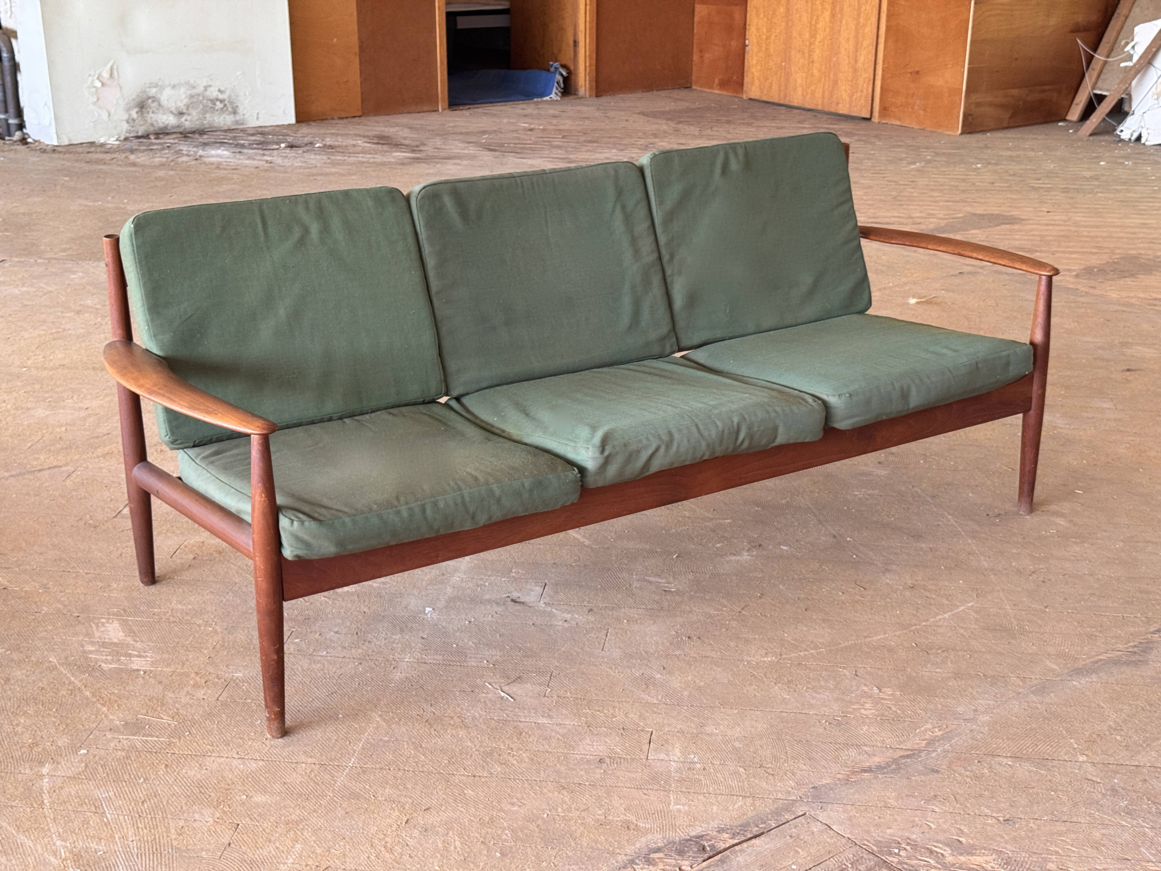 Canapé scandinave par Grete Jalk pour France & Son circa 1960