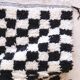Tapis à damiers noirs et blancs