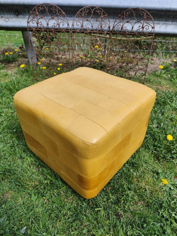 Pouf, tabouret en cuir synthétique cubique