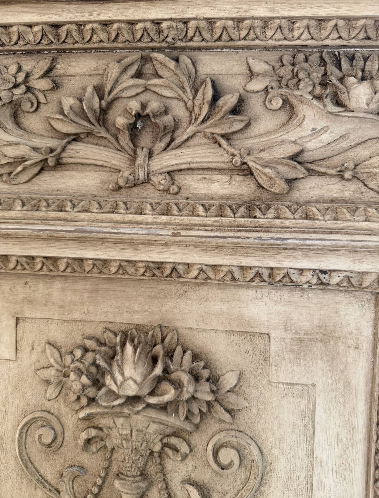 Antique carved wood panelling – Louis XVI style – Floral decoration