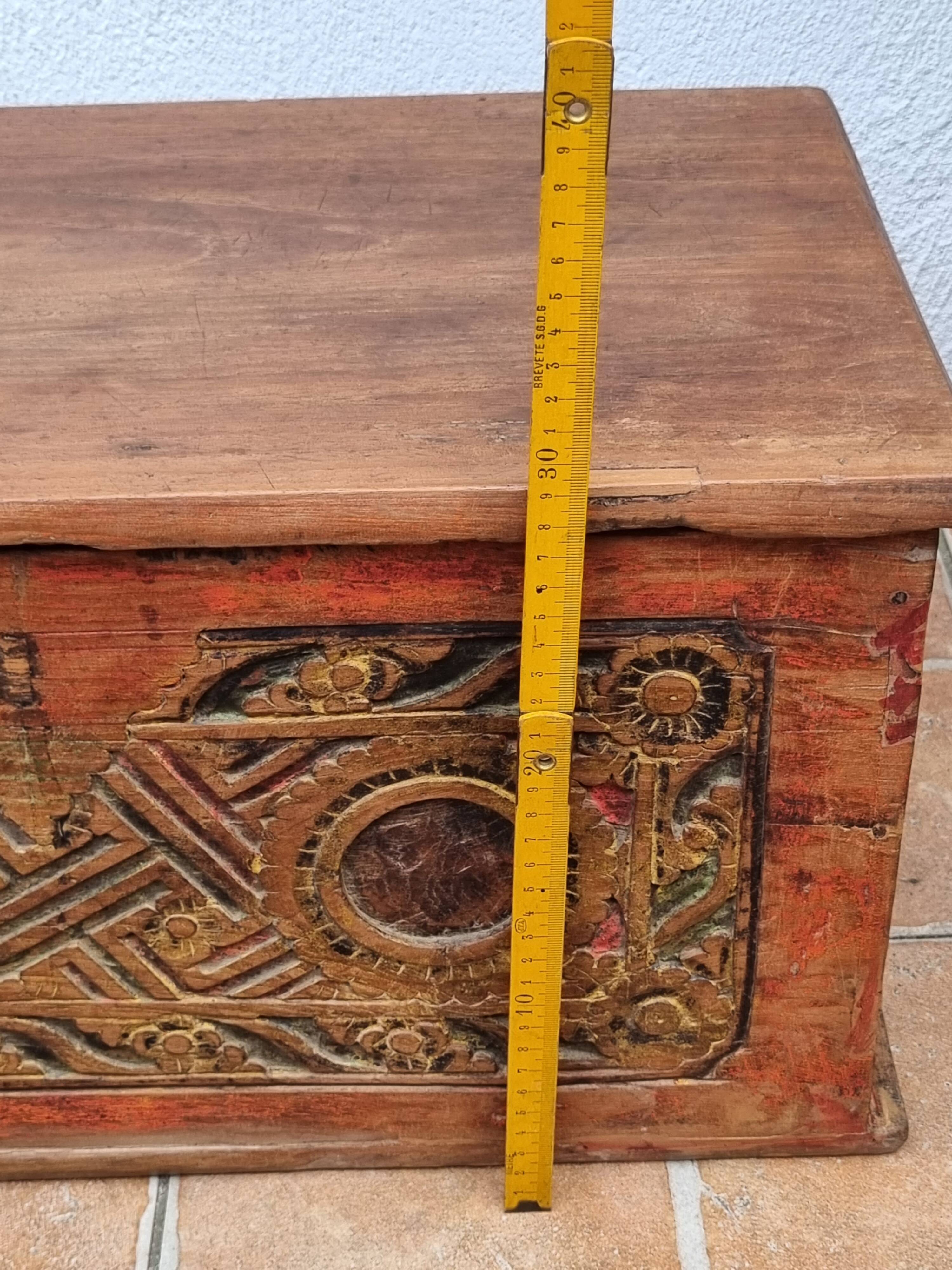 Coffre de rangement balinais en teck sculpté polychome à motifs floraux, ancien, 58 cm