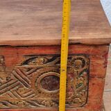 Coffre de rangement balinais en teck sculpté polychome à motifs floraux, ancien, 58 cm