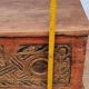 Coffre de rangement balinais en teck sculpté polychome à motifs floraux, ancien, 58 cm