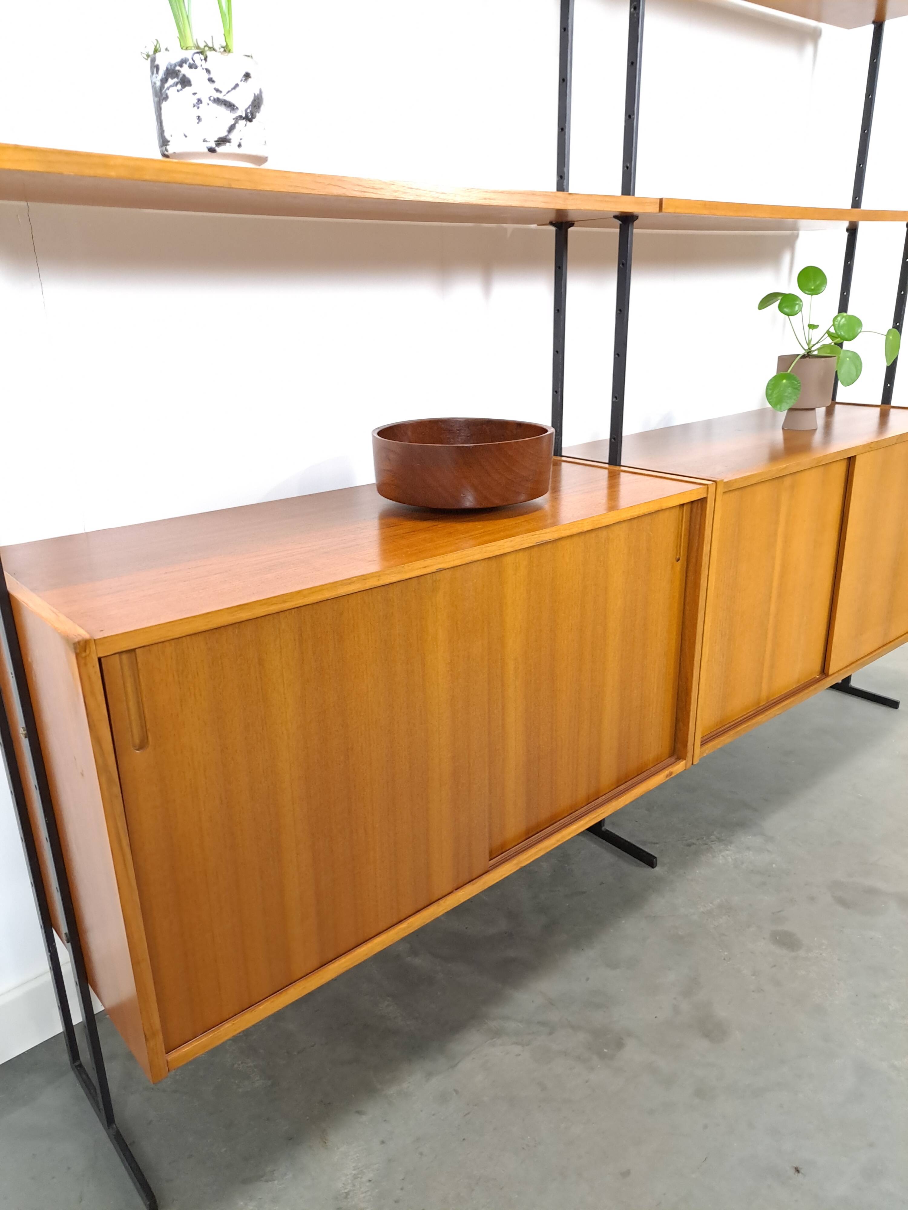 Modulair Omnia wandsysteem, Hilker, teak en zwart staal met legplanken