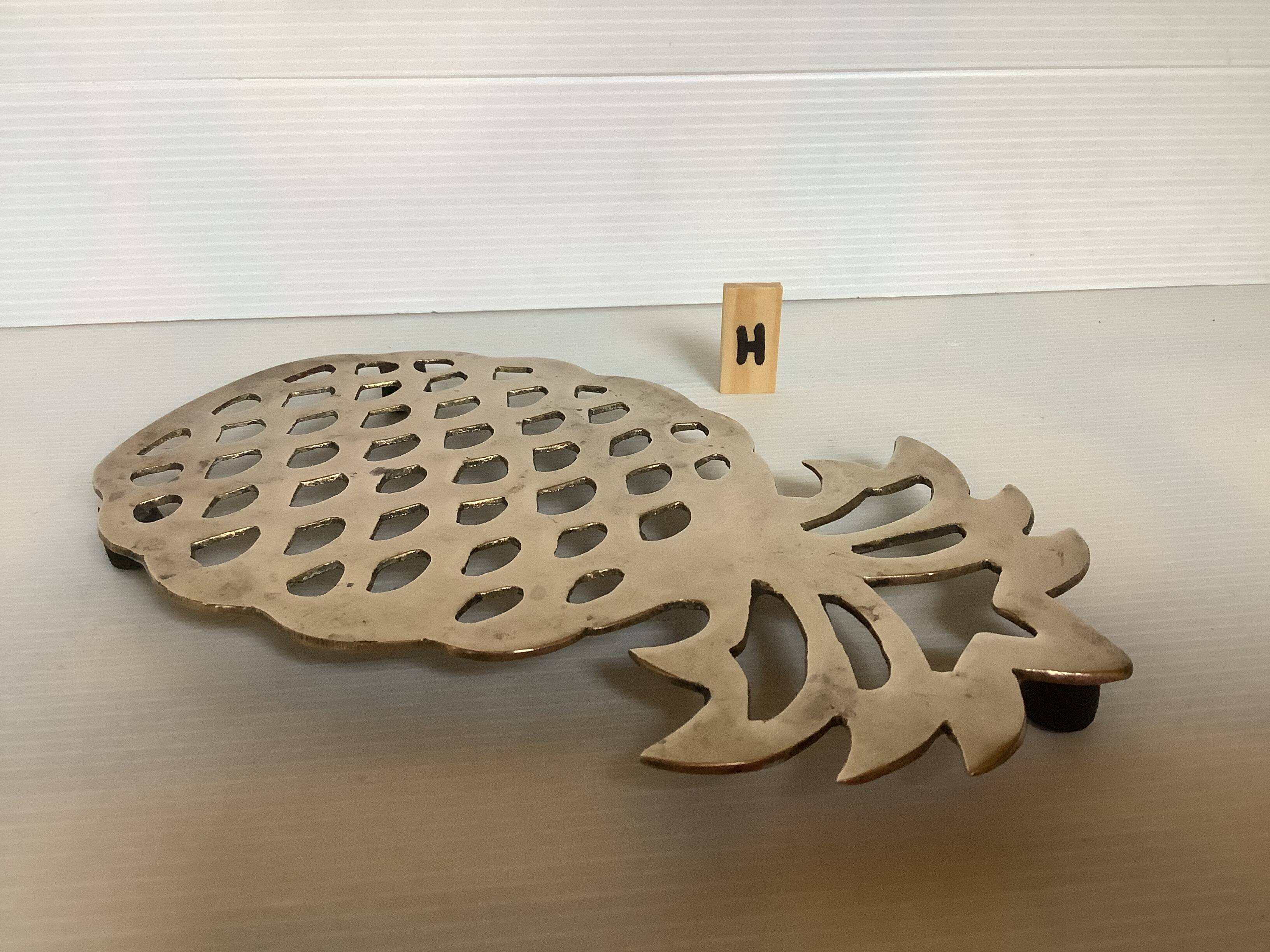 Brass pineapple trivet H