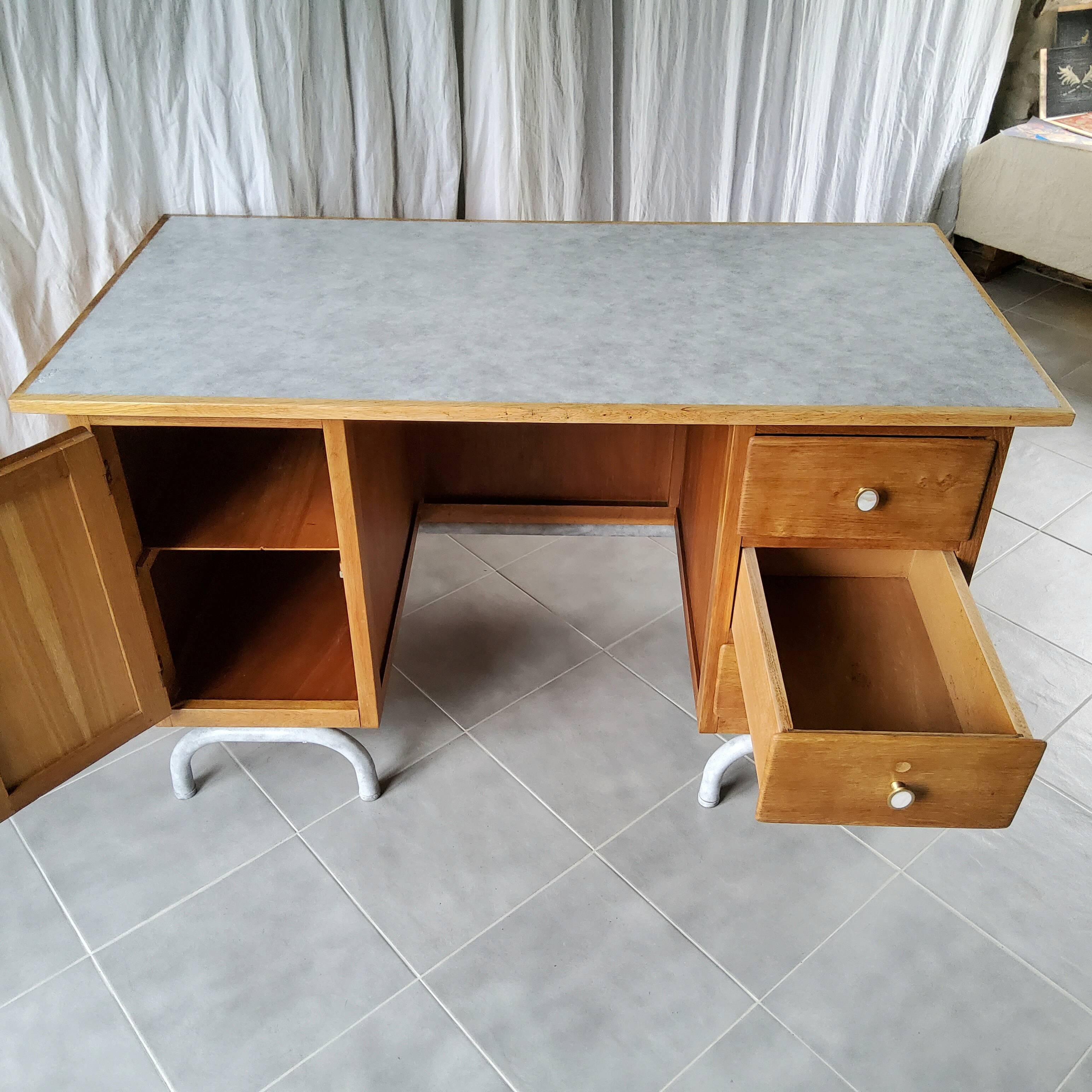 Bureau de maître d’école des années 50
