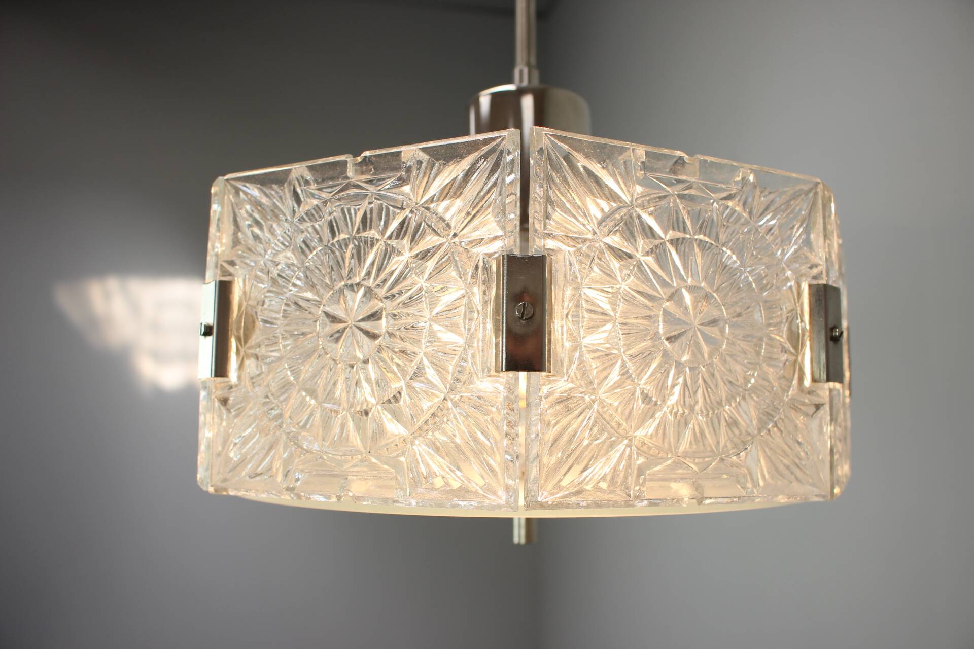 Suspension en verre taillé de Kamenický Šenov et chrome des années 1970 en Tchécoslovaquie