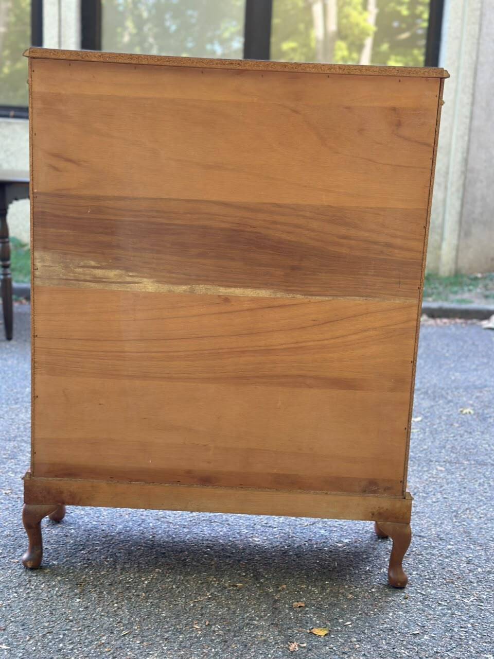 Chippendale display cabinet in wood, English Queen Anne dresser bookcase from 1960.