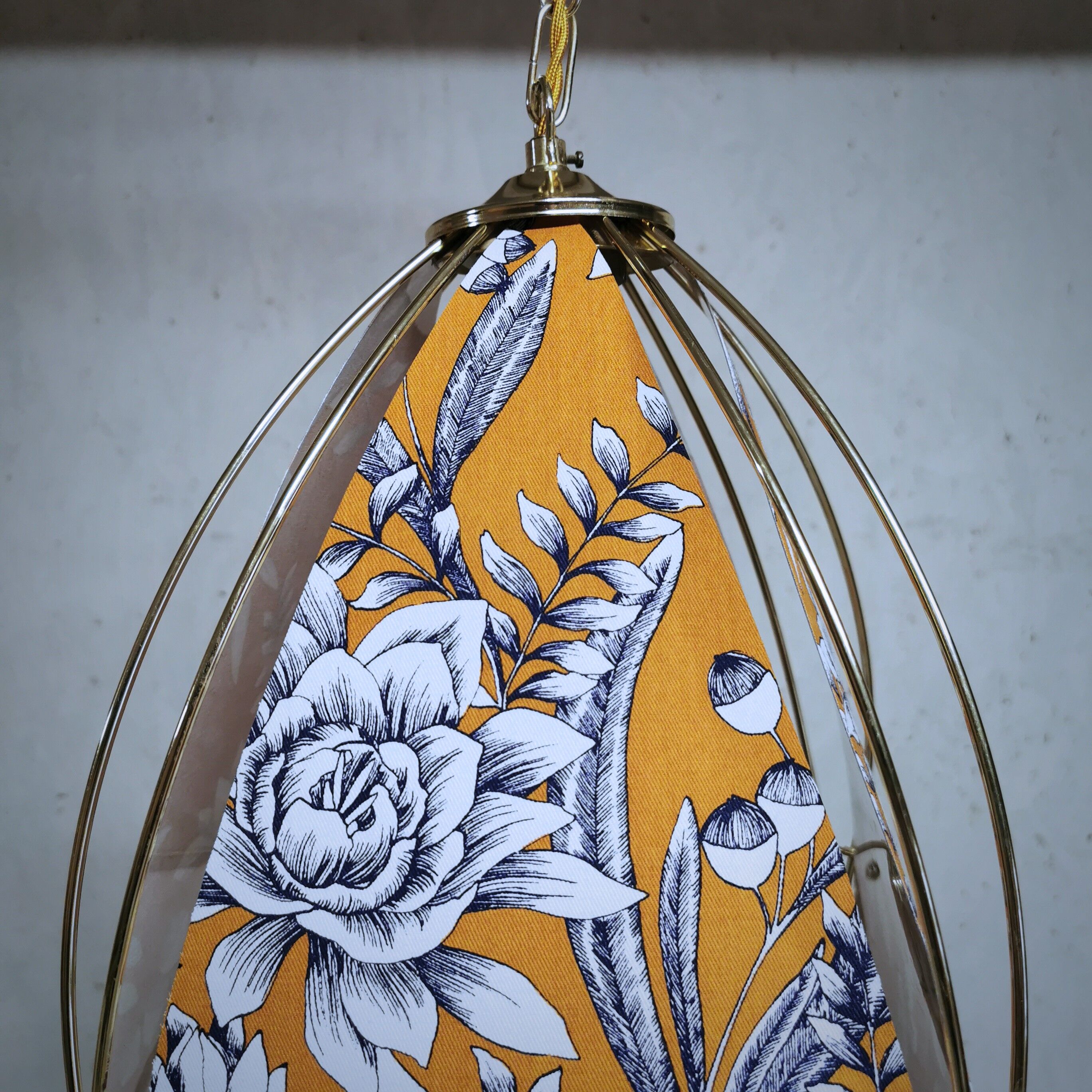 Suspension en tissu fleuri orange et bleu